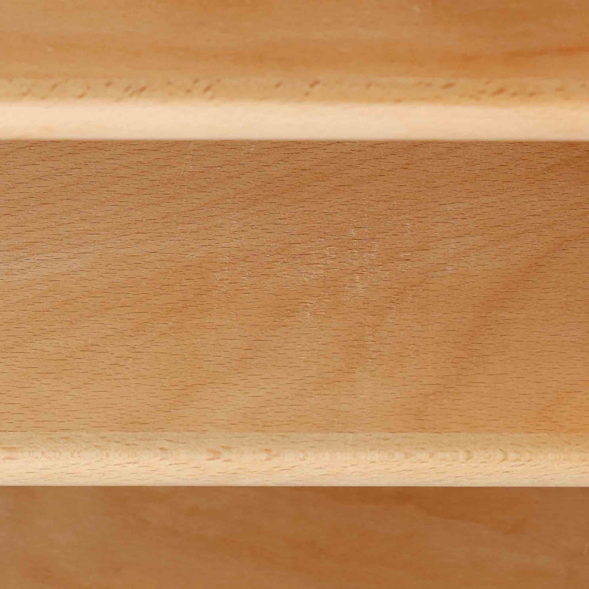 デンマークの巨匠Hans J. Wegner（ハンス・J・ウェグナー）がRY Mobler社のためにデザインしたディスプレイシェルフ「RY5 / RY15」です。上質なチーク材とオーク材を組み合わせ、下段収納部の取手には真鍮を用いた精緻なつくりが特徴です。シンプルながらも素材の美しさが際立ち、ウェグナーらしい温かみのあるデザインに仕上がっています。上段の棚は高さ調整が可能で、下段には仕切り付きの収納スペースを備え、実用性にも優れます。経年により深みを増した木肌の風合いが美しく、リビングや書斎で本や器を飾るなど、多用途に活躍する北欧ビンテージ家具です。