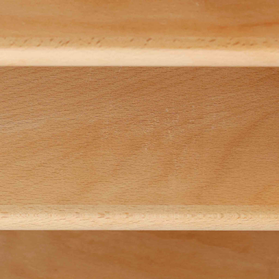 デンマークの巨匠Hans J. Wegner（ハンス・J・ウェグナー）がRY Mobler社のためにデザインしたディスプレイシェルフ「RY5 / RY15」です。上質なチーク材とオーク材を組み合わせ、下段収納部の取手には真鍮を用いた精緻なつくりが特徴です。シンプルながらも素材の美しさが際立ち、ウェグナーらしい温かみのあるデザインに仕上がっています。上段の棚は高さ調整が可能で、下段には仕切り付きの収納スペースを備え、実用性にも優れます。経年により深みを増した木肌の風合いが美しく、リビングや書斎で本や器を飾るなど、多用途に活躍する北欧ビンテージ家具です。