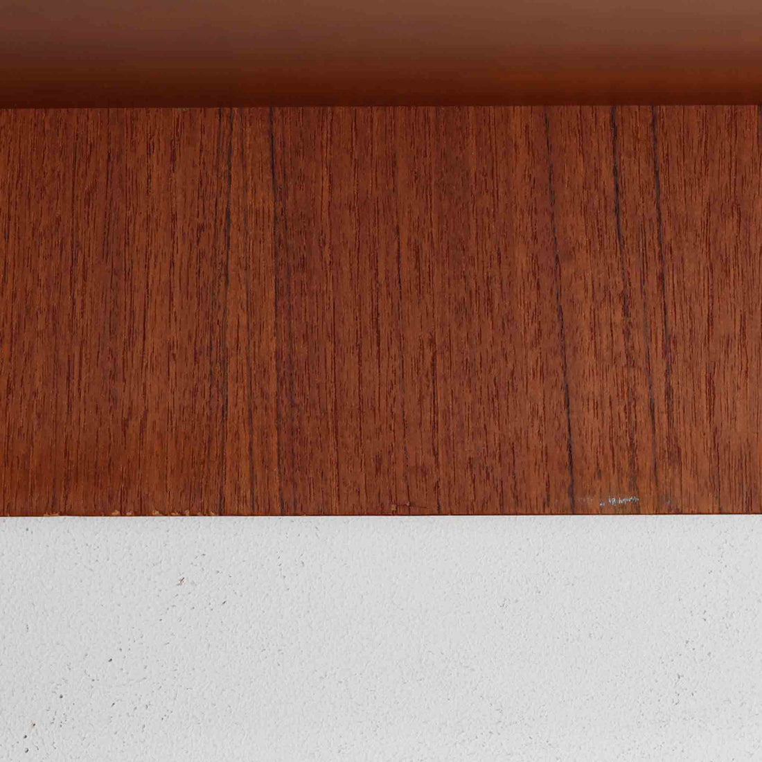 デンマークの巨匠Hans J. Wegner（ハンス・J・ウェグナー）がRY Mobler社のためにデザインしたディスプレイシェルフ「RY5 / RY15」です。上質なチーク材とオーク材を組み合わせ、下段収納部の取手には真鍮を用いた精緻なつくりが特徴です。シンプルながらも素材の美しさが際立ち、ウェグナーらしい温かみのあるデザインに仕上がっています。上段の棚は高さ調整が可能で、下段には仕切り付きの収納スペースを備え、実用性にも優れます。経年により深みを増した木肌の風合いが美しく、リビングや書斎で本や器を飾るなど、多用途に活躍する北欧ビンテージ家具です。