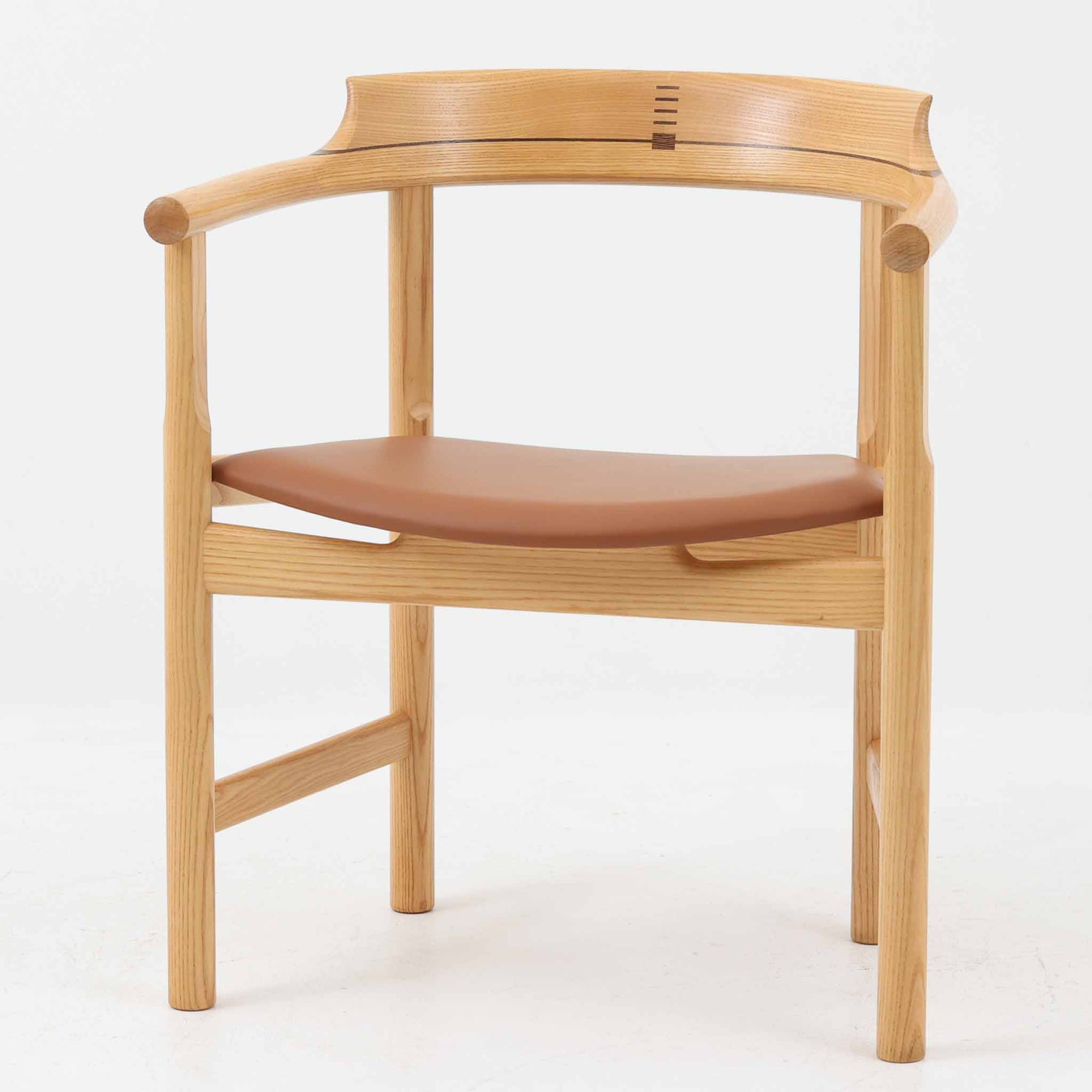 Hans J. Wegnerが1975年にデザインし、PP Mobler社が製造したPP52 Captain's Chairは、背からアームまで滑らかにつながる一体成型の美しいフォルムが魅力のアームチェアです。素材には木目の美しいアッシュ材と本革が用いられ、背面には象徴的な埋木の意匠が施されています。座面はゆったりとしたカーブで快適な座り心地を実現し、ダイニングからデスクシーンまで幅広く対応します。現在も製造されており、現行品の販売価格は約90～100万円程度となっています。
