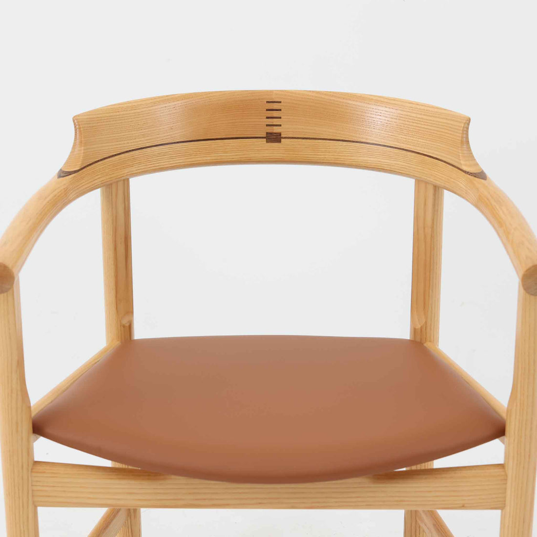 Hans J. Wegnerが1975年にデザインし、PP Mobler社が製造したPP52 Captain's Chairは、背からアームまで滑らかにつながる一体成型の美しいフォルムが魅力のアームチェアです。素材には木目の美しいアッシュ材と本革が用いられ、背面には象徴的な埋木の意匠が施されています。座面はゆったりとしたカーブで快適な座り心地を実現し、ダイニングからデスクシーンまで幅広く対応します。現在も製造されており、現行品の販売価格は約90～100万円程度となっています。