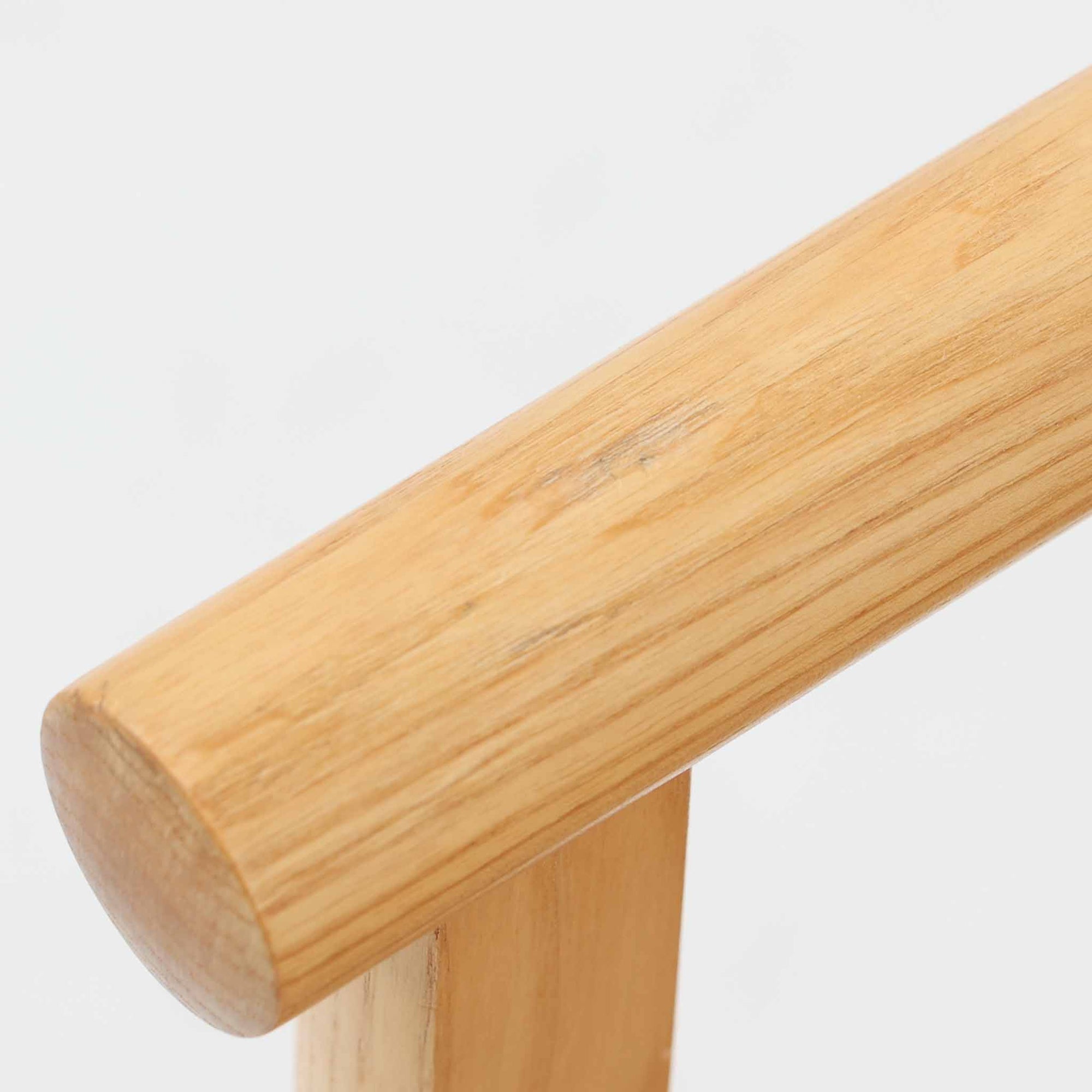 Hans J. Wegnerが1975年にデザインし、PP Mobler社が製造したPP52 Captain's Chairは、背からアームまで滑らかにつながる一体成型の美しいフォルムが魅力のアームチェアです。素材には木目の美しいアッシュ材と本革が用いられ、背面には象徴的な埋木の意匠が施されています。座面はゆったりとしたカーブで快適な座り心地を実現し、ダイニングからデスクシーンまで幅広く対応します。現在も製造されており、現行品の販売価格は約90～100万円程度となっています。