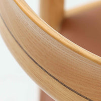 Hans J. Wegnerが1975年にデザインし、PP Mobler社が製造したPP52 Captain's Chairは、背からアームまで滑らかにつながる一体成型の美しいフォルムが魅力のアームチェアです。素材には木目の美しいアッシュ材と本革が用いられ、背面には象徴的な埋木の意匠が施されています。座面はゆったりとしたカーブで快適な座り心地を実現し、ダイニングからデスクシーンまで幅広く対応します。現在も製造されており、現行品の販売価格は約90～100万円程度となっています。