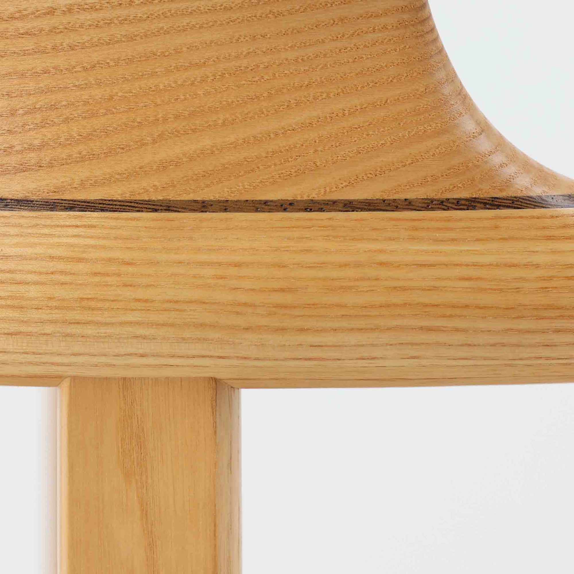 Hans J. Wegnerが1975年にデザインし、PP Mobler社が製造したPP52 Captain's Chairは、背からアームまで滑らかにつながる一体成型の美しいフォルムが魅力のアームチェアです。素材には木目の美しいアッシュ材と本革が用いられ、背面には象徴的な埋木の意匠が施されています。座面はゆったりとしたカーブで快適な座り心地を実現し、ダイニングからデスクシーンまで幅広く対応します。現在も製造されており、現行品の販売価格は約90～100万円程度となっています。