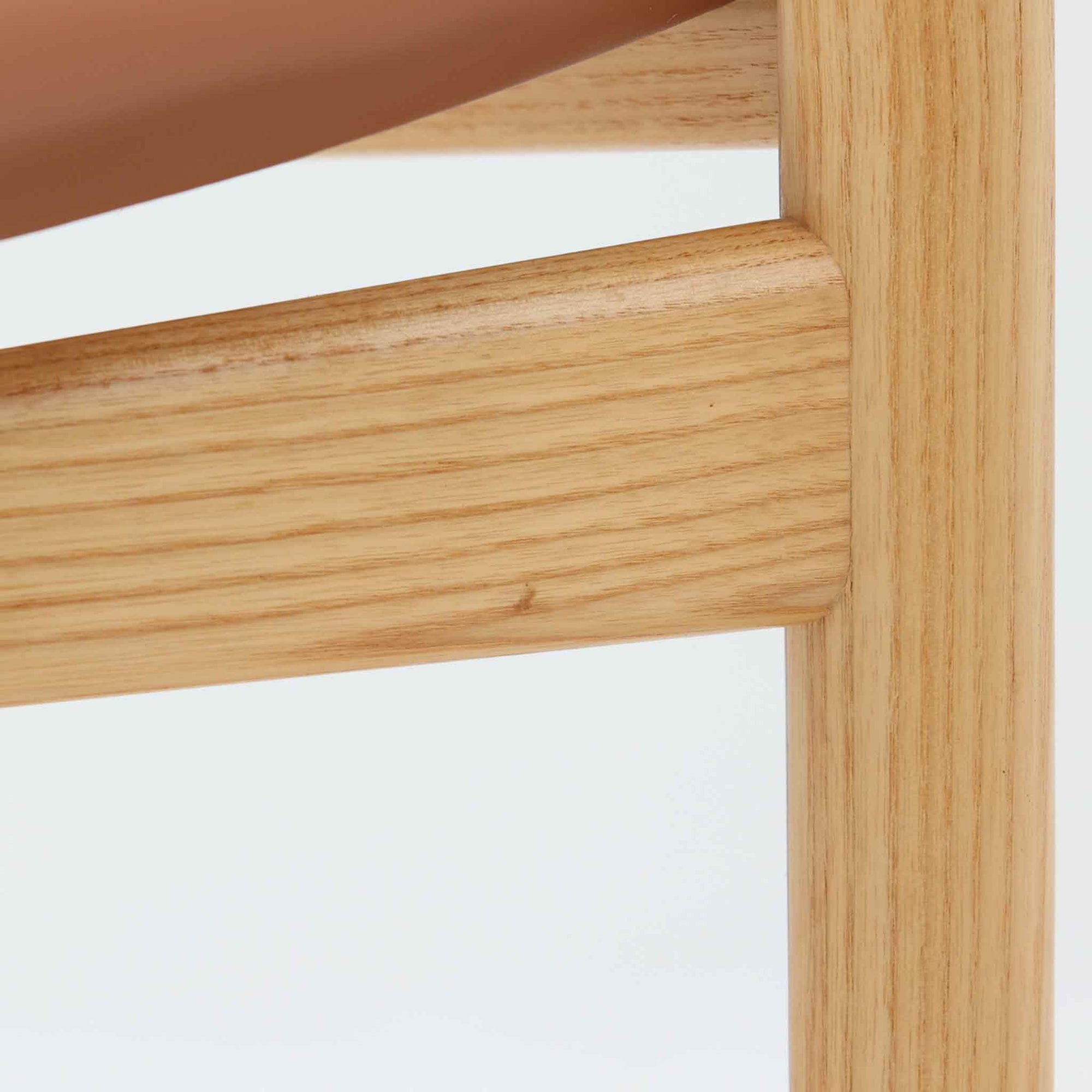 Hans J. Wegnerが1975年にデザインし、PP Mobler社が製造したPP52 Captain's Chairは、背からアームまで滑らかにつながる一体成型の美しいフォルムが魅力のアームチェアです。素材には木目の美しいアッシュ材と本革が用いられ、背面には象徴的な埋木の意匠が施されています。座面はゆったりとしたカーブで快適な座り心地を実現し、ダイニングからデスクシーンまで幅広く対応します。現在も製造されており、現行品の販売価格は約90～100万円程度となっています。