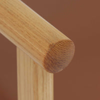 Hans J. Wegnerが1975年にデザインし、PP Mobler社が製造したPP52 Captain's Chairは、背からアームまで滑らかにつながる一体成型の美しいフォルムが魅力のアームチェアです。素材には木目の美しいアッシュ材と本革が用いられ、背面には象徴的な埋木の意匠が施されています。座面はゆったりとしたカーブで快適な座り心地を実現し、ダイニングからデスクシーンまで幅広く対応します。現在も製造されており、現行品の販売価格は約90～100万円程度となっています。