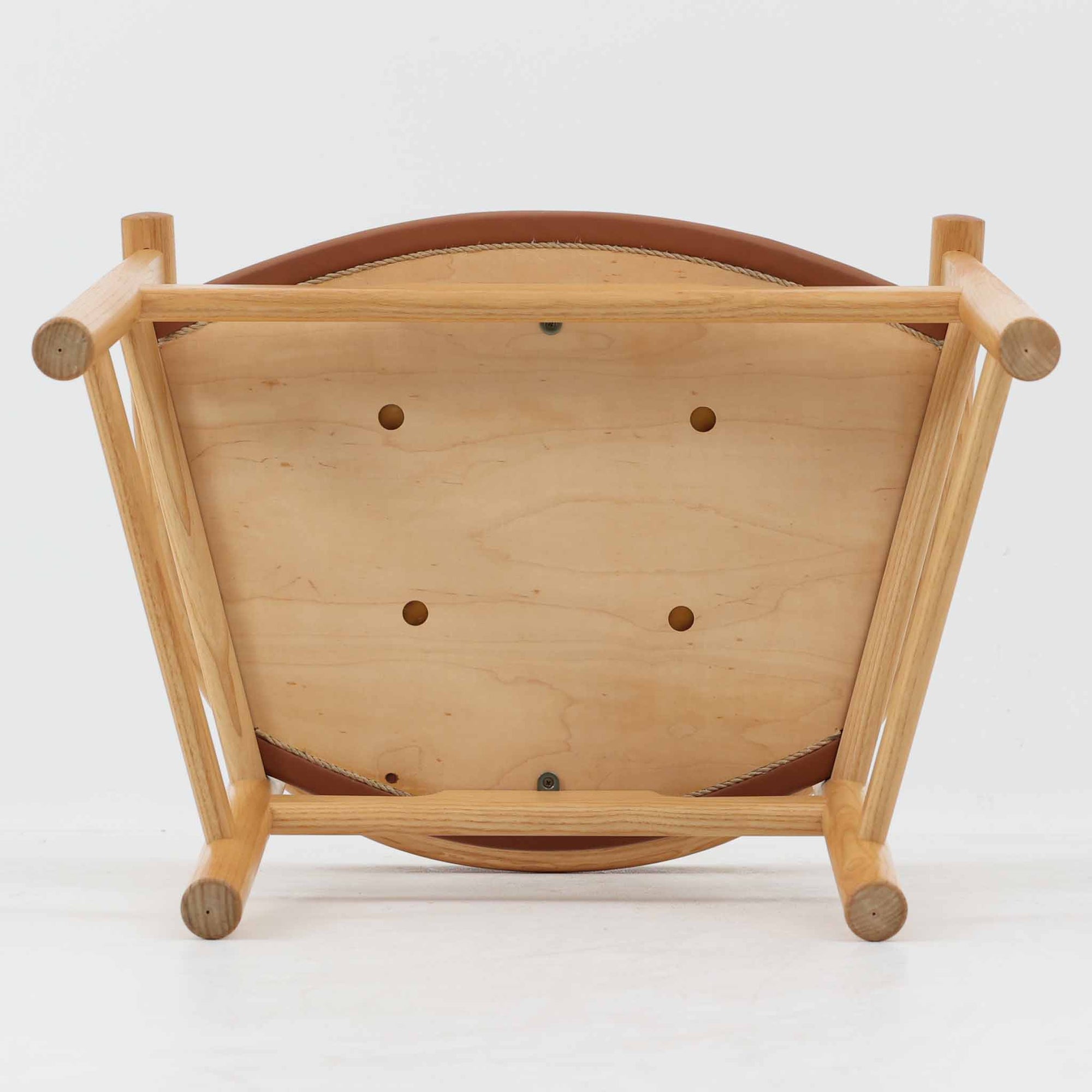 Hans J. Wegnerが1975年にデザインし、PP Mobler社が製造したPP52 Captain's Chairは、背からアームまで滑らかにつながる一体成型の美しいフォルムが魅力のアームチェアです。素材には木目の美しいアッシュ材と本革が用いられ、背面には象徴的な埋木の意匠が施されています。座面はゆったりとしたカーブで快適な座り心地を実現し、ダイニングからデスクシーンまで幅広く対応します。現在も製造されており、現行品の販売価格は約90～100万円程度となっています。