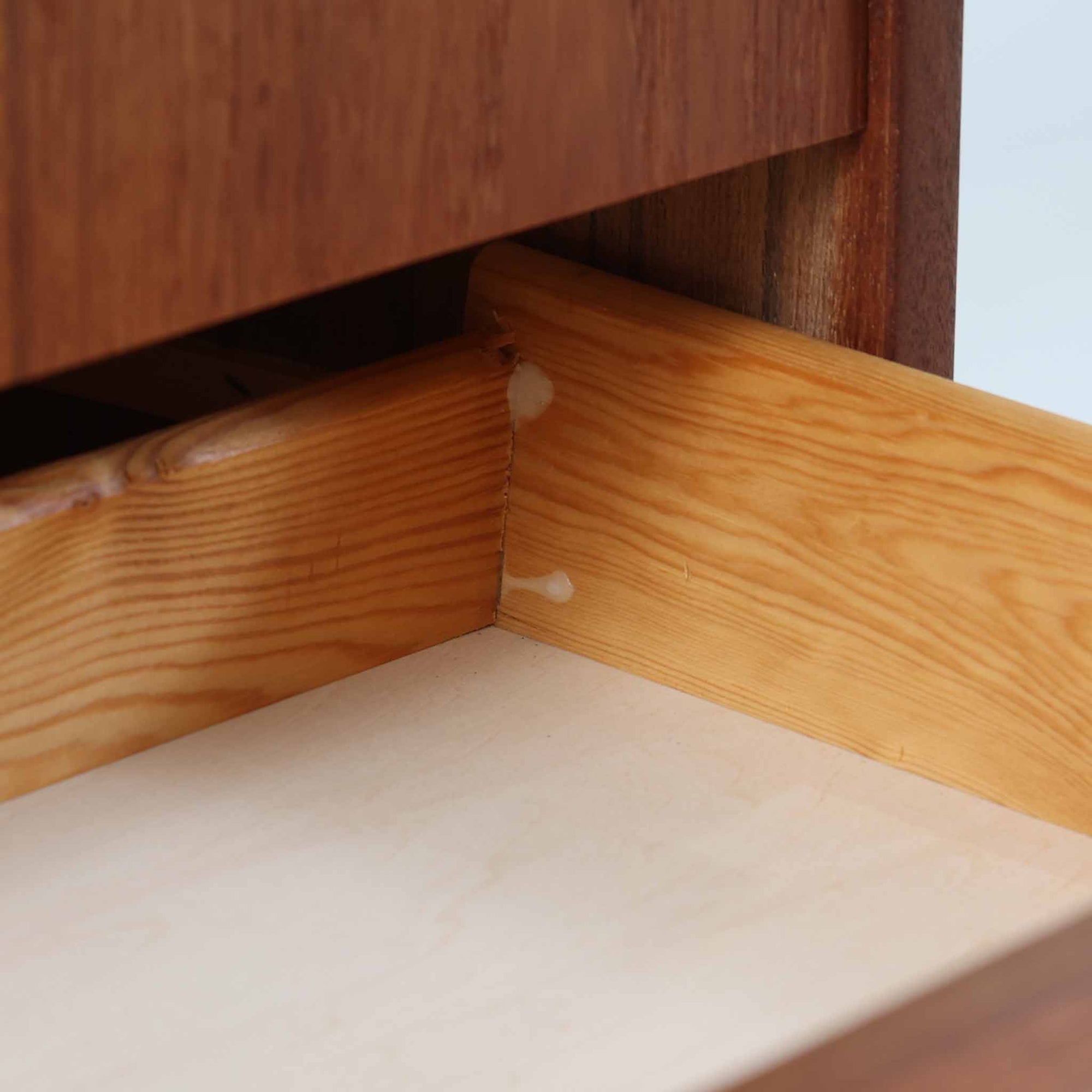 チーク材を使用したデンマーク製の3段チェストで、直線的な本体に対して丸みを帯びた引き手と細身のテーパードレッグが柔らかな印象を与え、さらに天板左右に伸びた耳のような張り出しがデザインのアクセントとなり、北欧らしい優雅な佇まいが感じられます。引き出しは3杯備え、衣類や小物収納に適したサイズ感で、ベッドサイドやリビングの一角に置きやすく、花器や照明のディスプレイ台としても楽しめます。シンプルな造形ながら木目の美しさが際立ち、空間に温かみと落ち着きを添えてくれるビンテージ家具です。