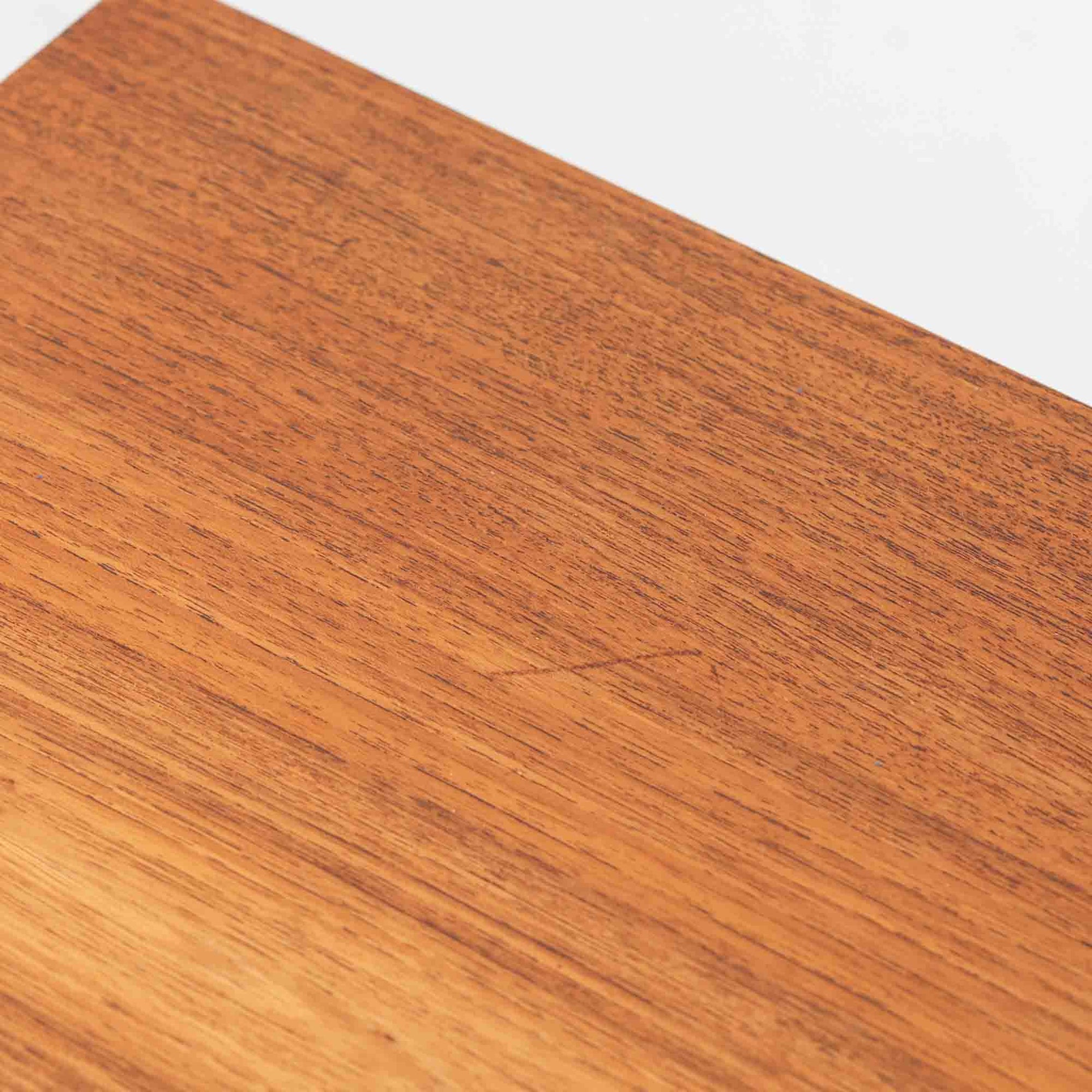 カイ・クリスチャンセンが手掛け、フェルドバレス・モーベルファブリック社によって製作された4段チェストは、北欧ビンテージらしい端正な佇まいと高い実用性を兼ね備えた一台です。良質なチーク材を用いた本体は、木目の美しさが前面に表れ、半円状に削り出された取手や細身のテーパードレッグが、全体に軽やかで洗練された印象を与えています。引き出しは深さにゆとりがあり収納力も十分で、衣類や小物の整理に最適です。経年変化によって深みを増したチークの色合いが空間に温もりを添え、リビングや寝室、書斎など幅広いシーンで主役として活躍します。