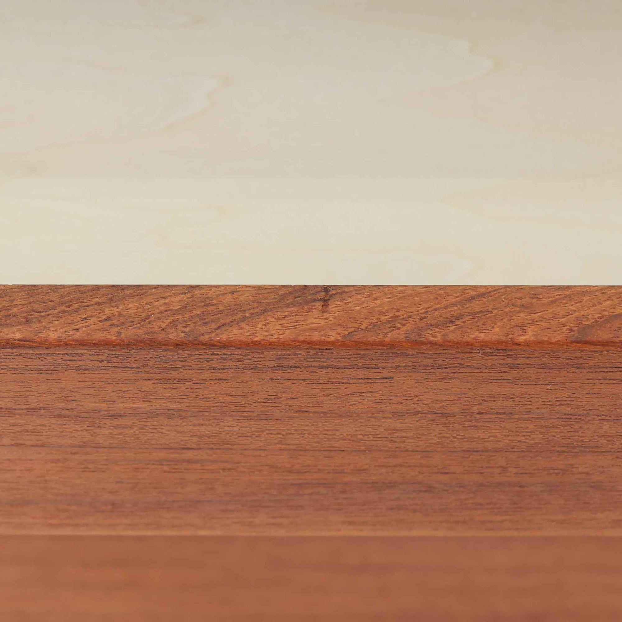 カイ・クリスチャンセンが手掛け、フェルドバレス・モーベルファブリック社によって製作された4段チェストは、北欧ビンテージらしい端正な佇まいと高い実用性を兼ね備えた一台です。良質なチーク材を用いた本体は、木目の美しさが前面に表れ、半円状に削り出された取手や細身のテーパードレッグが、全体に軽やかで洗練された印象を与えています。引き出しは深さにゆとりがあり収納力も十分で、衣類や小物の整理に最適です。経年変化によって深みを増したチークの色合いが空間に温もりを添え、リビングや寝室、書斎など幅広いシーンで主役として活躍します。