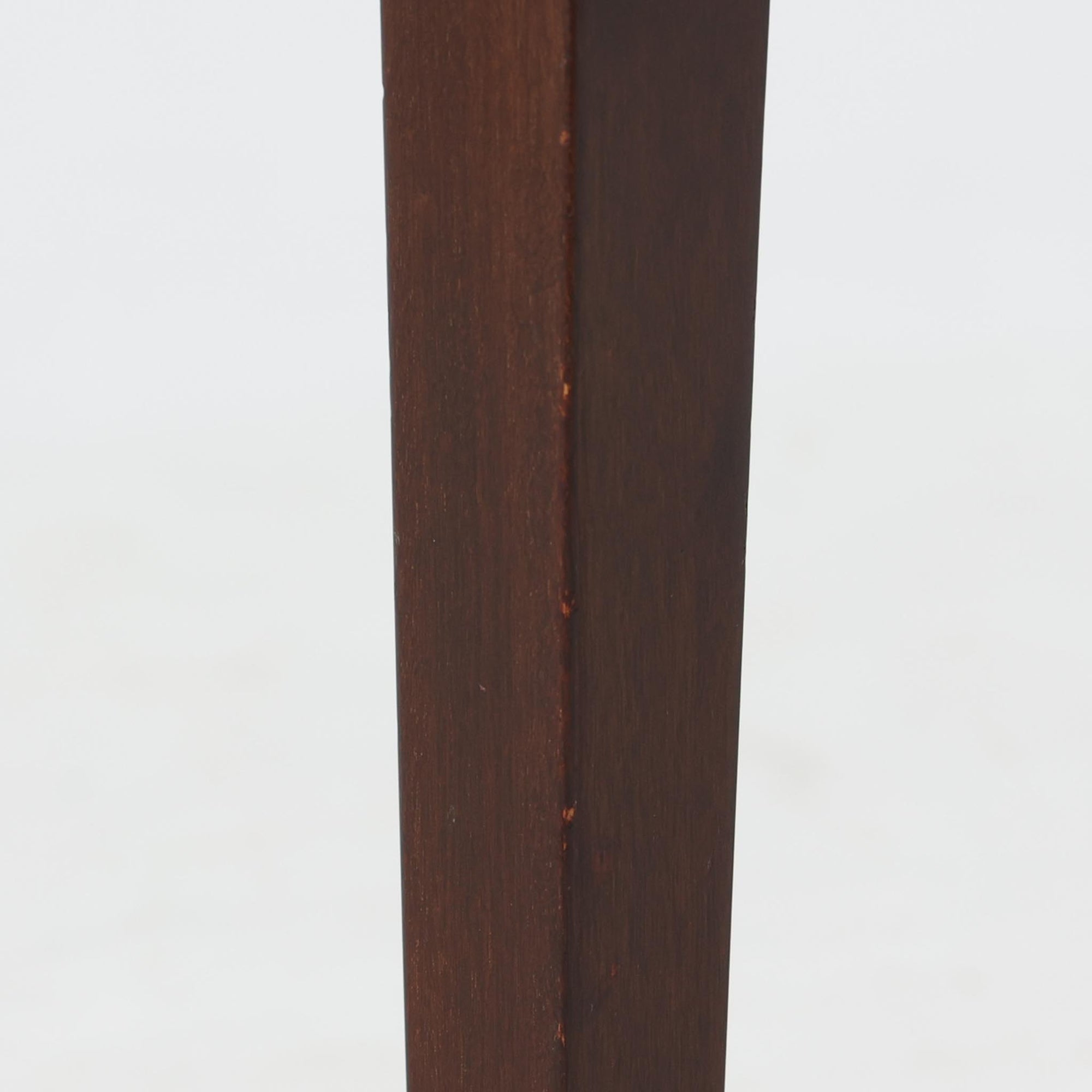 Severin Hansen Jr.（セヴェリン・ハンセン）がデザインし、Haslev社より製造されたタイルトップテーブルで、天板にはNils ThorssonによるBACAシリーズの陶板が贅沢にあしらわれています。端正な角脚を持つマホガニー材のフレームは、ハンセンらしいシャープなジョイントが際立ち、凛とした佇まいを演出します。耐熱性に優れたタイルは日常使いに適しており、サイドテーブルや植物のディスプレイスペースとしても活躍。経年により深みを増した木肌とBACA特有の芸術性が空間に上質なアクセントを添えるビンテージ品です。