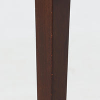 Severin Hansen Jr.（セヴェリン・ハンセン）がデザインし、Haslev社より製造されたタイルトップテーブルで、天板にはNils ThorssonによるBACAシリーズの陶板が贅沢にあしらわれています。端正な角脚を持つマホガニー材のフレームは、ハンセンらしいシャープなジョイントが際立ち、凛とした佇まいを演出します。耐熱性に優れたタイルは日常使いに適しており、サイドテーブルや植物のディスプレイスペースとしても活躍。経年により深みを増した木肌とBACA特有の芸術性が空間に上質なアクセントを添えるビンテージ品です。