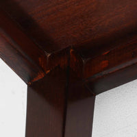 Severin Hansen Jr.（セヴェリン・ハンセン）がデザインし、Haslev社より製造されたタイルトップテーブルで、天板にはNils ThorssonによるBACAシリーズの陶板が贅沢にあしらわれています。端正な角脚を持つマホガニー材のフレームは、ハンセンらしいシャープなジョイントが際立ち、凛とした佇まいを演出します。耐熱性に優れたタイルは日常使いに適しており、サイドテーブルや植物のディスプレイスペースとしても活躍。経年により深みを増した木肌とBACA特有の芸術性が空間に上質なアクセントを添えるビンテージ品です。