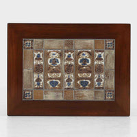 Severin Hansen Jr.（セヴェリン・ハンセン）がデザインし、Haslev社より製造されたタイルトップテーブルで、天板にはNils ThorssonによるBACAシリーズの陶板が贅沢にあしらわれています。端正な角脚を持つマホガニー材のフレームは、ハンセンらしいシャープなジョイントが際立ち、凛とした佇まいを演出します。耐熱性に優れたタイルは日常使いに適しており、サイドテーブルや植物のディスプレイスペースとしても活躍。経年により深みを増した木肌とBACA特有の芸術性が空間に上質なアクセントを添えるビンテージ品です。