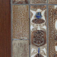 Severin Hansen Jr.（セヴェリン・ハンセン）がデザインし、Haslev社より製造されたタイルトップテーブルで、天板にはNils ThorssonによるBACAシリーズの陶板が贅沢にあしらわれています。端正な角脚を持つマホガニー材のフレームは、ハンセンらしいシャープなジョイントが際立ち、凛とした佇まいを演出します。耐熱性に優れたタイルは日常使いに適しており、サイドテーブルや植物のディスプレイスペースとしても活躍。経年により深みを増した木肌とBACA特有の芸術性が空間に上質なアクセントを添えるビンテージ品です。