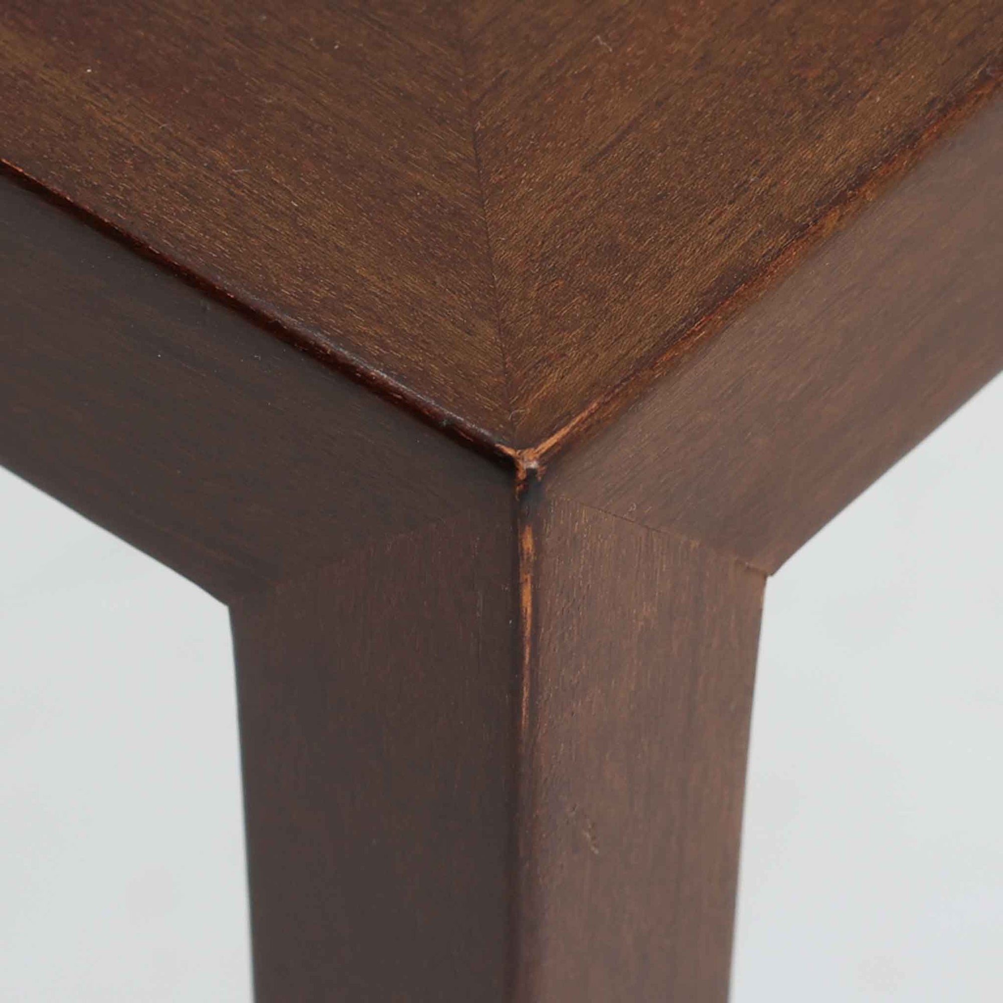 Severin Hansen Jr.（セヴェリン・ハンセン）がデザインし、Haslev社より製造されたタイルトップテーブルで、天板にはNils ThorssonによるBACAシリーズの陶板が贅沢にあしらわれています。端正な角脚を持つマホガニー材のフレームは、ハンセンらしいシャープなジョイントが際立ち、凛とした佇まいを演出します。耐熱性に優れたタイルは日常使いに適しており、サイドテーブルや植物のディスプレイスペースとしても活躍。経年により深みを増した木肌とBACA特有の芸術性が空間に上質なアクセントを添えるビンテージ品です。