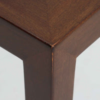 Severin Hansen Jr.（セヴェリン・ハンセン）がデザインし、Haslev社より製造されたタイルトップテーブルで、天板にはNils ThorssonによるBACAシリーズの陶板が贅沢にあしらわれています。端正な角脚を持つマホガニー材のフレームは、ハンセンらしいシャープなジョイントが際立ち、凛とした佇まいを演出します。耐熱性に優れたタイルは日常使いに適しており、サイドテーブルや植物のディスプレイスペースとしても活躍。経年により深みを増した木肌とBACA特有の芸術性が空間に上質なアクセントを添えるビンテージ品です。