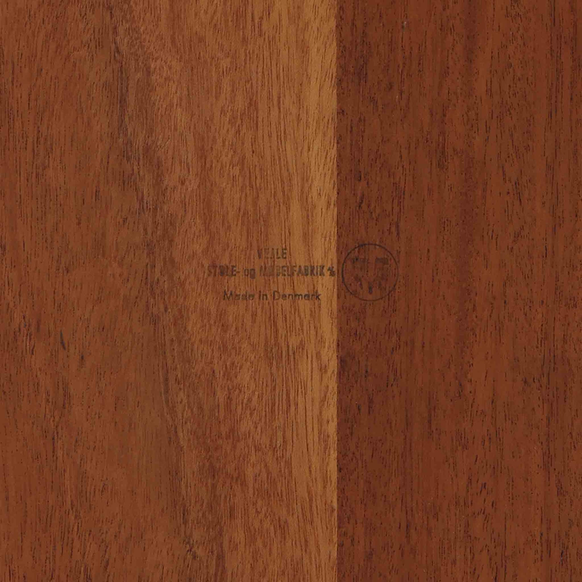 Henning Kjaernulf（ヘニング・ケアヌルフ）によるデザイン、Vejle Stole og Mobelfabrik社製のセンターテーブルです。チーク材特有の深みある色合いと美しい木目が際立ち、北欧家具らしい上質な雰囲気を漂わせます。脚部から幕板にかけての滑らかな曲線が職人技を感じさせ、どの角度から見ても整った美しいフォルムが魅力です。リビングの中心で穏やかな存在感を放ち、ソファとの相性も抜群。経年により増した艶が、ビンテージ家具ならではの温もりを感じさせます。なお、天板や幕板はチーク材と思われ、脚部にはチークに近い色調と質感をもつアフロモシア材が使用されている可能性があります。