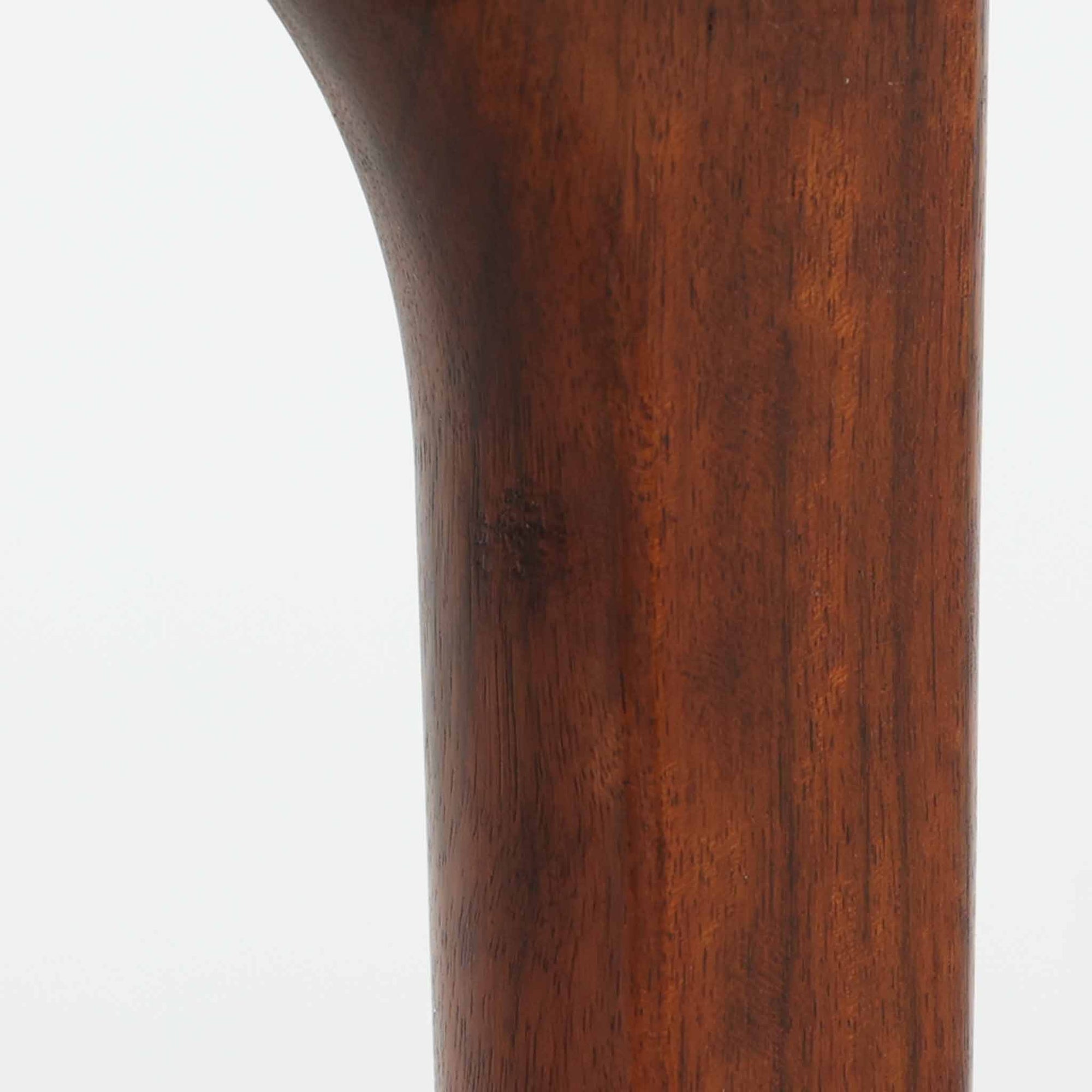 Henning Kjaernulf（ヘニング・ケアヌルフ）によるデザイン、Vejle Stole og Mobelfabrik社製のセンターテーブルです。チーク材特有の深みある色合いと美しい木目が際立ち、北欧家具らしい上質な雰囲気を漂わせます。脚部から幕板にかけての滑らかな曲線が職人技を感じさせ、どの角度から見ても整った美しいフォルムが魅力です。リビングの中心で穏やかな存在感を放ち、ソファとの相性も抜群。経年により増した艶が、ビンテージ家具ならではの温もりを感じさせます。なお、天板や幕板はチーク材と思われ、脚部にはチークに近い色調と質感をもつアフロモシア材が使用されている可能性があります。