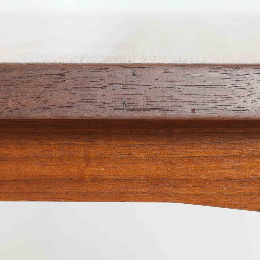 Henning Kjaernulf（ヘニング・ケアヌルフ）によるデザイン、Vejle Stole og Mobelfabrik社製のセンターテーブルです。チーク材特有の深みある色合いと美しい木目が際立ち、北欧家具らしい上質な雰囲気を漂わせます。脚部から幕板にかけての滑らかな曲線が職人技を感じさせ、どの角度から見ても整った美しいフォルムが魅力です。リビングの中心で穏やかな存在感を放ち、ソファとの相性も抜群。経年により増した艶が、ビンテージ家具ならではの温もりを感じさせます。なお、天板や幕板はチーク材と思われ、脚部にはチークに近い色調と質感をもつアフロモシア材が使用されている可能性があります。