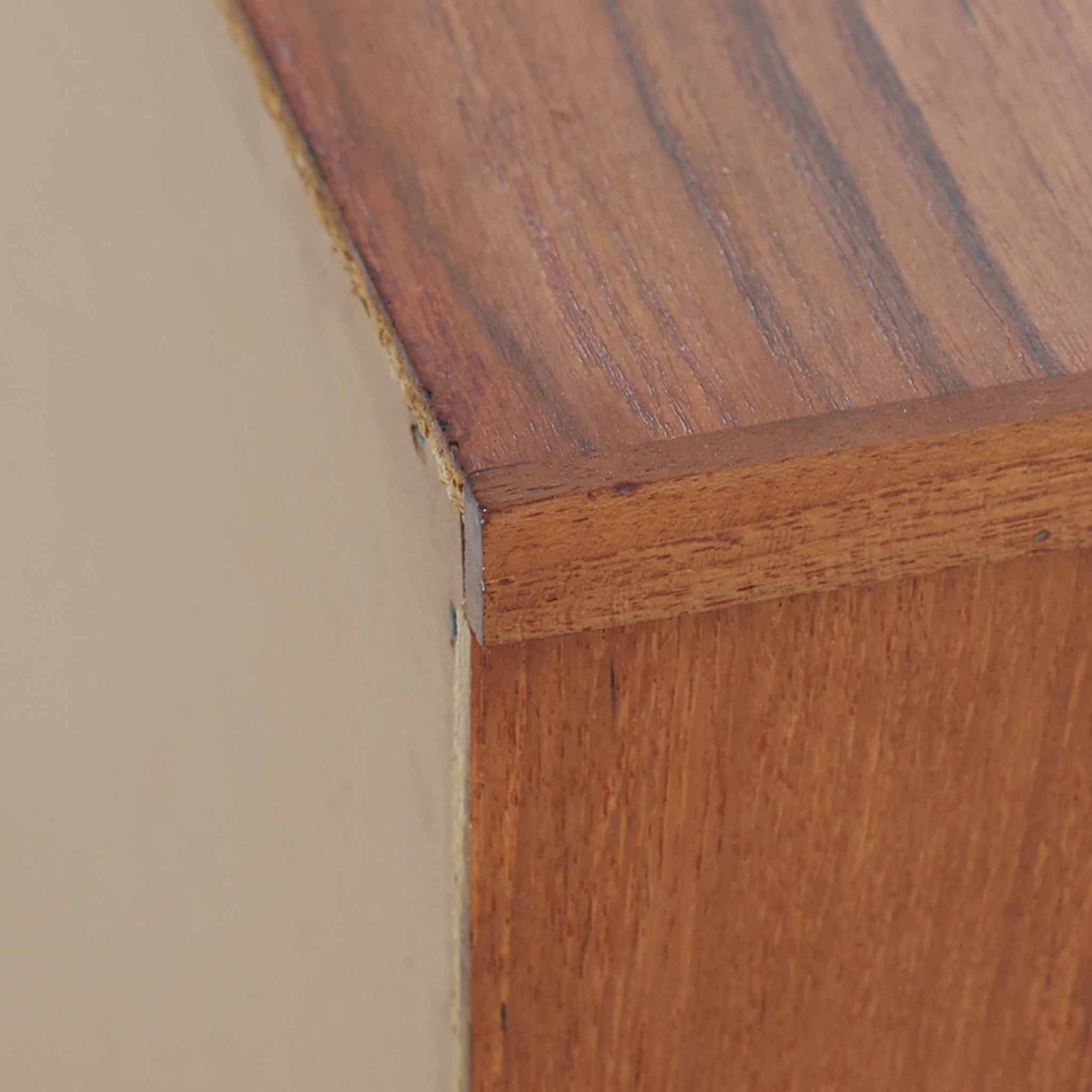 デンマーク製のチーク材3段チェストです。前板の一体的なデザインが美しく、取手部分を削り出した滑らかなラインが上品な印象を与えます。幅が77cmと少し大きめで、コンパクトながら収納力があり、寝室や玄関、リビングのサイド収納としても活躍します。最上段には鍵付きの引き出しが設けられ、大切な書類や貴重品の保管にも便利です。脚部まで丁寧に仕上げられた造りは北欧家具ならではの職人技を感じさせ、空間に温もりを添えてくれます。