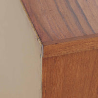 デンマーク製のチーク材3段チェストです。前板の一体的なデザインが美しく、取手部分を削り出した滑らかなラインが上品な印象を与えます。幅が77cmと少し大きめで、コンパクトながら収納力があり、寝室や玄関、リビングのサイド収納としても活躍します。最上段には鍵付きの引き出しが設けられ、大切な書類や貴重品の保管にも便利です。脚部まで丁寧に仕上げられた造りは北欧家具ならではの職人技を感じさせ、空間に温もりを添えてくれます。