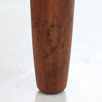 デンマーク製のチーク材3段チェストです。前板の一体的なデザインが美しく、取手部分を削り出した滑らかなラインが上品な印象を与えます。幅が77cmと少し大きめで、コンパクトながら収納力があり、寝室や玄関、リビングのサイド収納としても活躍します。最上段には鍵付きの引き出しが設けられ、大切な書類や貴重品の保管にも便利です。脚部まで丁寧に仕上げられた造りは北欧家具ならではの職人技を感じさせ、空間に温もりを添えてくれます。