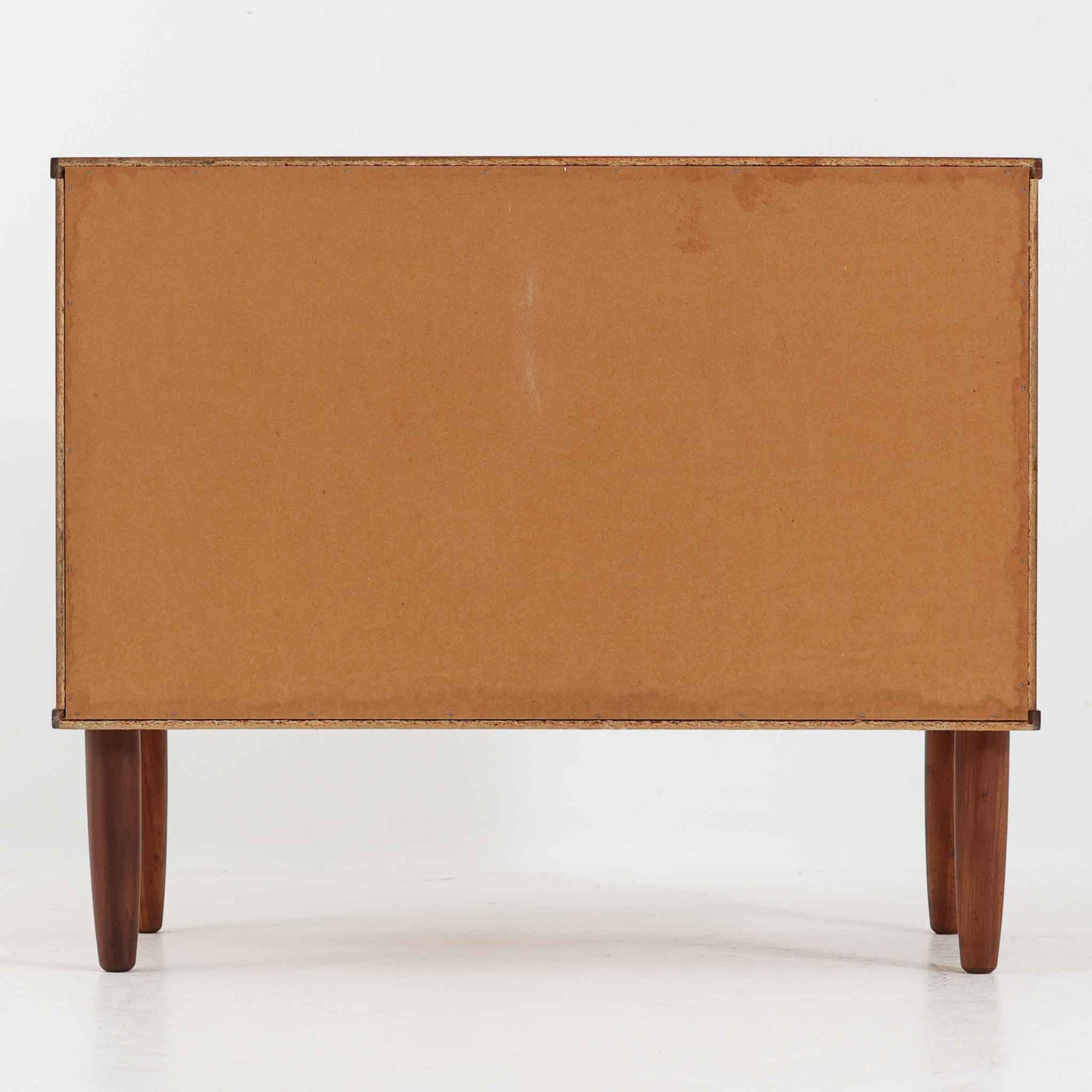 デンマーク製のチーク材3段チェストです。前板の一体的なデザインが美しく、取手部分を削り出した滑らかなラインが上品な印象を与えます。幅が77cmと少し大きめで、コンパクトながら収納力があり、寝室や玄関、リビングのサイド収納としても活躍します。最上段には鍵付きの引き出しが設けられ、大切な書類や貴重品の保管にも便利です。脚部まで丁寧に仕上げられた造りは北欧家具ならではの職人技を感じさせ、空間に温もりを添えてくれます。