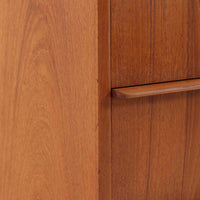 デンマーク製のチーク材3段チェストです。前板の一体的なデザインが美しく、取手部分を削り出した滑らかなラインが上品な印象を与えます。幅が77cmと少し大きめで、コンパクトながら収納力があり、寝室や玄関、リビングのサイド収納としても活躍します。最上段には鍵付きの引き出しが設けられ、大切な書類や貴重品の保管にも便利です。脚部まで丁寧に仕上げられた造りは北欧家具ならではの職人技を感じさせ、空間に温もりを添えてくれます。