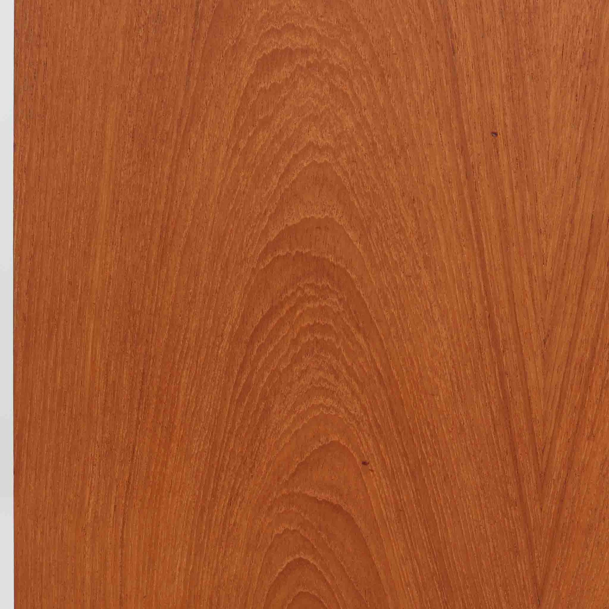 デンマーク製のチーク材3段チェストです。前板の一体的なデザインが美しく、取手部分を削り出した滑らかなラインが上品な印象を与えます。幅が77cmと少し大きめで、コンパクトながら収納力があり、寝室や玄関、リビングのサイド収納としても活躍します。最上段には鍵付きの引き出しが設けられ、大切な書類や貴重品の保管にも便利です。脚部まで丁寧に仕上げられた造りは北欧家具ならではの職人技を感じさせ、空間に温もりを添えてくれます。