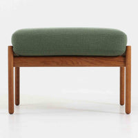 ハンス・J・ウェグナーがデザインし、ゲタマ社から発表されたGE290オットマンは、堅牢なオーク材のフレームと、ウール混紡のざっくりとした風合いを持つ落ち着いたグリーン系の張地が美しく調和した北欧ビンテージ家具です。直線的でありながら丸みを帯びた脚部が軽快な印象を与え、ソファと組み合わせてフットレストとして、あるいは単体で腰掛けとしてもお使いいただけます。経年によって深まった木肌の風合いと上質な張地が空間に落ち着いた存在感をもたらし、クッション内部にはビンテージ品ならではのスプリングが内包されています。