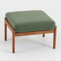 ハンス・J・ウェグナーがデザインし、ゲタマ社から発表されたGE290オットマンは、堅牢なオーク材のフレームと、ウール混紡のざっくりとした風合いを持つ落ち着いたグリーン系の張地が美しく調和した北欧ビンテージ家具です。直線的でありながら丸みを帯びた脚部が軽快な印象を与え、ソファと組み合わせてフットレストとして、あるいは単体で腰掛けとしてもお使いいただけます。経年によって深まった木肌の風合いと上質な張地が空間に落ち着いた存在感をもたらし、クッション内部にはビンテージ品ならではのスプリングが内包されています。