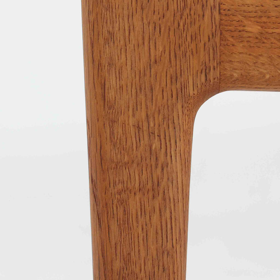 ハンス・J・ウェグナーがデザインし、ゲタマ社から発表されたGE290オットマンは、堅牢なオーク材のフレームと、ウール混紡のざっくりとした風合いを持つ落ち着いたグリーン系の張地が美しく調和した北欧ビンテージ家具です。直線的でありながら丸みを帯びた脚部が軽快な印象を与え、ソファと組み合わせてフットレストとして、あるいは単体で腰掛けとしてもお使いいただけます。経年によって深まった木肌の風合いと上質な張地が空間に落ち着いた存在感をもたらし、クッション内部にはビンテージ品ならではのスプリングが内包されています。