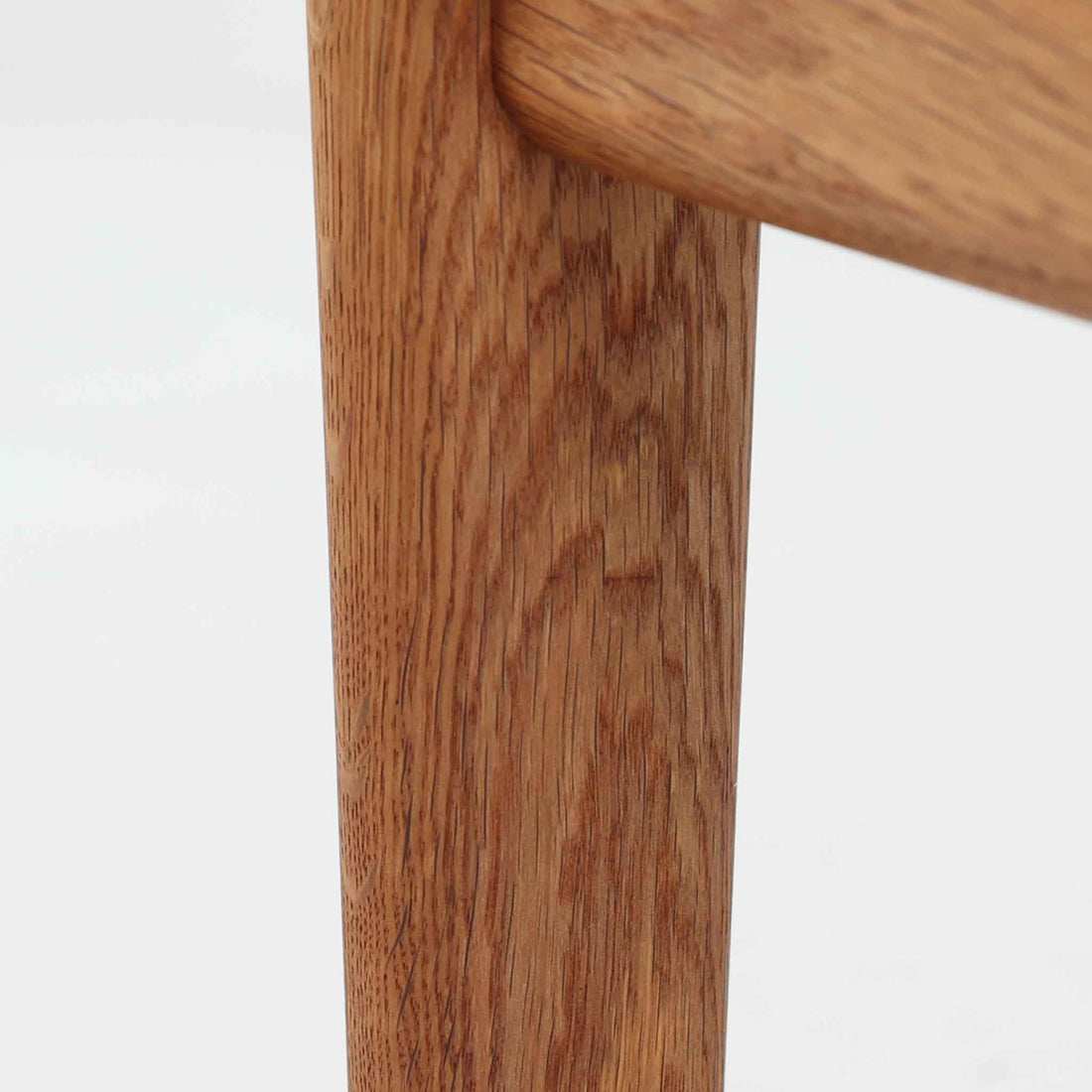 ハンス・J・ウェグナーがデザインし、ゲタマ社から発表されたGE290オットマンは、堅牢なオーク材のフレームと、ウール混紡のざっくりとした風合いを持つ落ち着いたグリーン系の張地が美しく調和した北欧ビンテージ家具です。直線的でありながら丸みを帯びた脚部が軽快な印象を与え、ソファと組み合わせてフットレストとして、あるいは単体で腰掛けとしてもお使いいただけます。経年によって深まった木肌の風合いと上質な張地が空間に落ち着いた存在感をもたらし、クッション内部にはビンテージ品ならではのスプリングが内包されています。