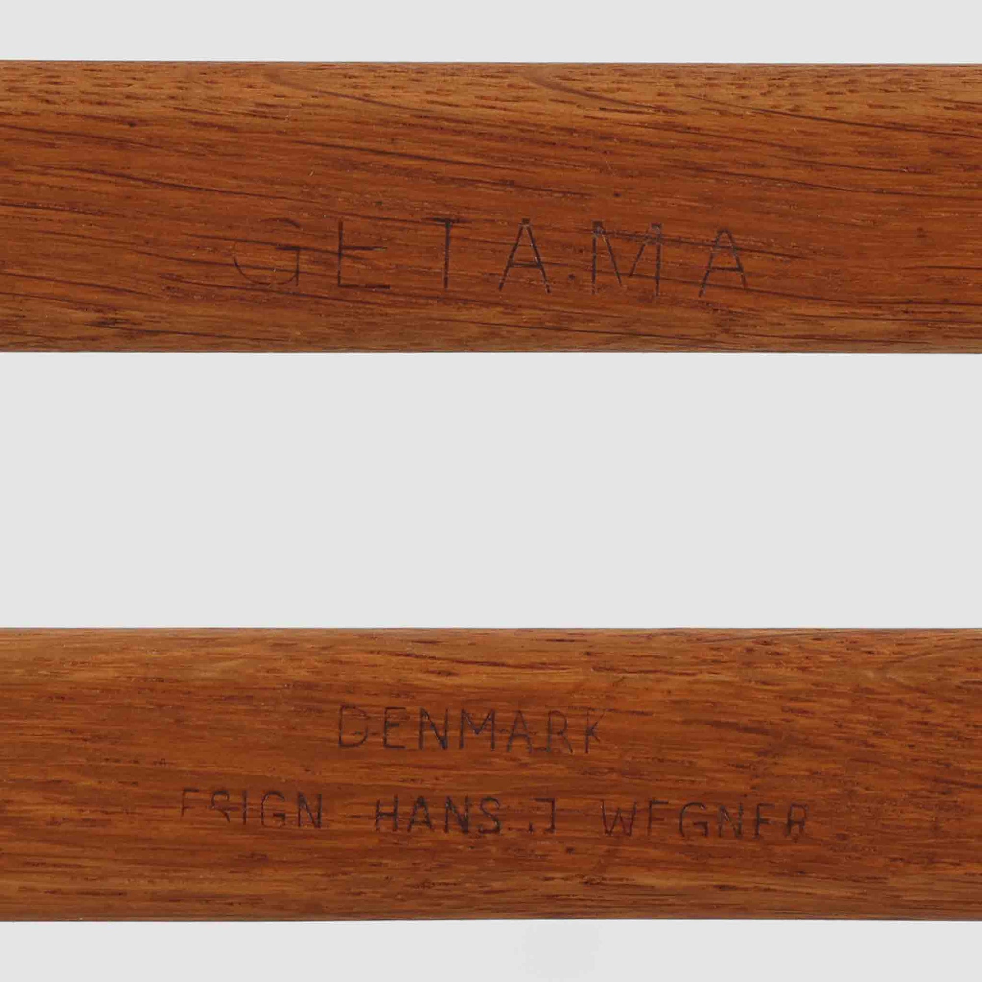 ハンス・J・ウェグナーがデザインし、ゲタマ社から発表されたGE290オットマンは、堅牢なオーク材のフレームと、ウール混紡のざっくりとした風合いを持つ落ち着いたグリーン系の張地が美しく調和した北欧ビンテージ家具です。直線的でありながら丸みを帯びた脚部が軽快な印象を与え、ソファと組み合わせてフットレストとして、あるいは単体で腰掛けとしてもお使いいただけます。経年によって深まった木肌の風合いと上質な張地が空間に落ち着いた存在感をもたらし、クッション内部にはビンテージ品ならではのスプリングが内包されています。