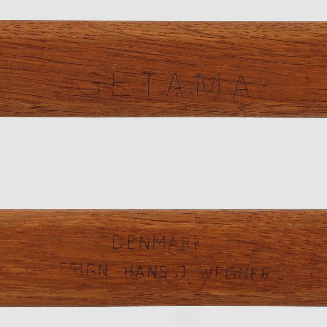 ハンス・J・ウェグナーがデザインし、ゲタマ社から発表されたGE290オットマンは、堅牢なオーク材のフレームと、ウール混紡のざっくりとした風合いを持つ落ち着いたグリーン系の張地が美しく調和した北欧ビンテージ家具です。直線的でありながら丸みを帯びた脚部が軽快な印象を与え、ソファと組み合わせてフットレストとして、あるいは単体で腰掛けとしてもお使いいただけます。経年によって深まった木肌の風合いと上質な張地が空間に落ち着いた存在感をもたらし、クッション内部にはビンテージ品ならではのスプリングが内包されています。