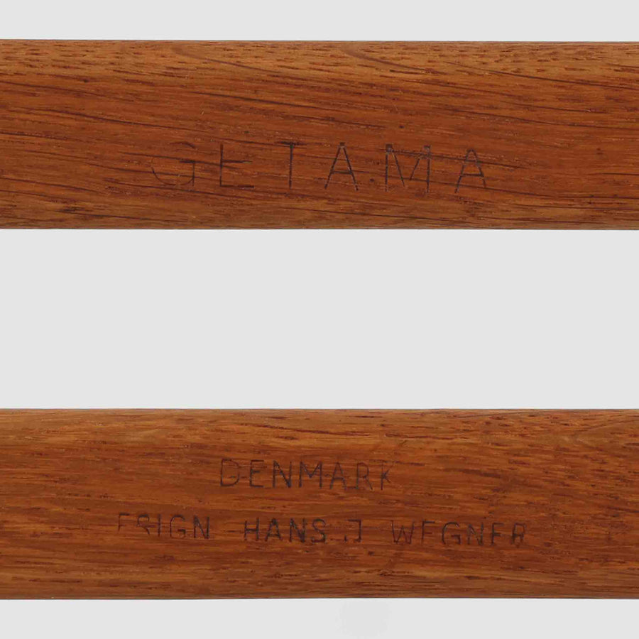 ハンス・J・ウェグナーがデザインし、ゲタマ社から発表されたGE290オットマンは、堅牢なオーク材のフレームと、ウール混紡のざっくりとした風合いを持つ落ち着いたグリーン系の張地が美しく調和した北欧ビンテージ家具です。直線的でありながら丸みを帯びた脚部が軽快な印象を与え、ソファと組み合わせてフットレストとして、あるいは単体で腰掛けとしてもお使いいただけます。経年によって深まった木肌の風合いと上質な張地が空間に落ち着いた存在感をもたらし、クッション内部にはビンテージ品ならではのスプリングが内包されています。