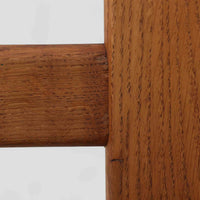 Hans J. Wegnerがデザインし、Getamaより製造された名作ソファ「GE290」です。オーク材の美しい木目を活かした堅牢なフレームと、背面まで美しく仕上げられたスポーク構造が特徴で、空間の中央にも映える洗練された佇まいを備えています。ゆったりとした3人掛けの座面は快適な掛け心地を実現し、リビングの主役として長く愛用できる一台。時代を超えて評価されるウェグナーならではの機能美と、ビンテージならではの味わい深い経年変化を存分に楽しめる北欧家具です。
