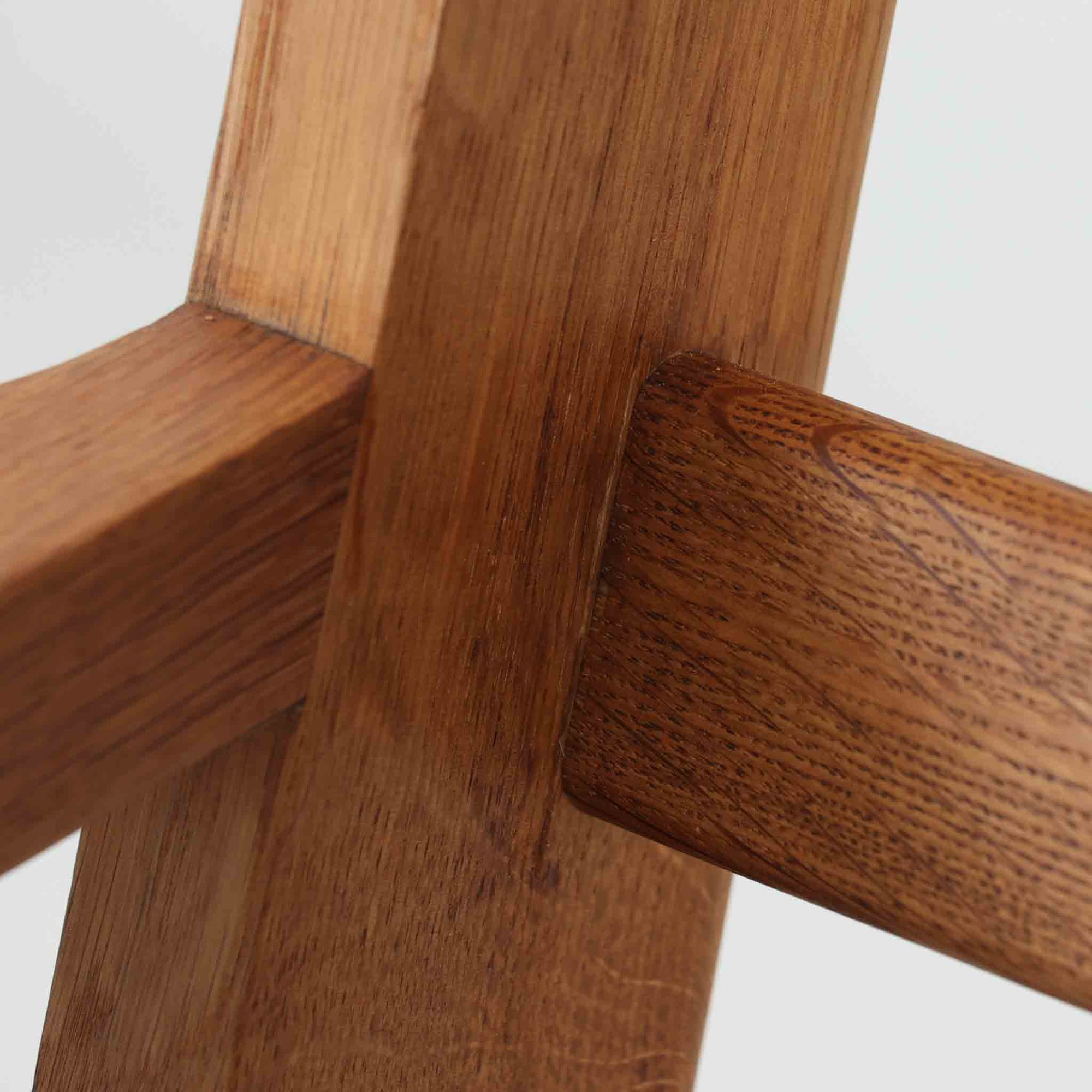 Hans J. Wegnerがデザインし、Getamaより製造された名作ソファ「GE290」です。オーク材の美しい木目を活かした堅牢なフレームと、背面まで美しく仕上げられたスポーク構造が特徴で、空間の中央にも映える洗練された佇まいを備えています。ゆったりとした3人掛けの座面は快適な掛け心地を実現し、リビングの主役として長く愛用できる一台。時代を超えて評価されるウェグナーならではの機能美と、ビンテージならではの味わい深い経年変化を存分に楽しめる北欧家具です。