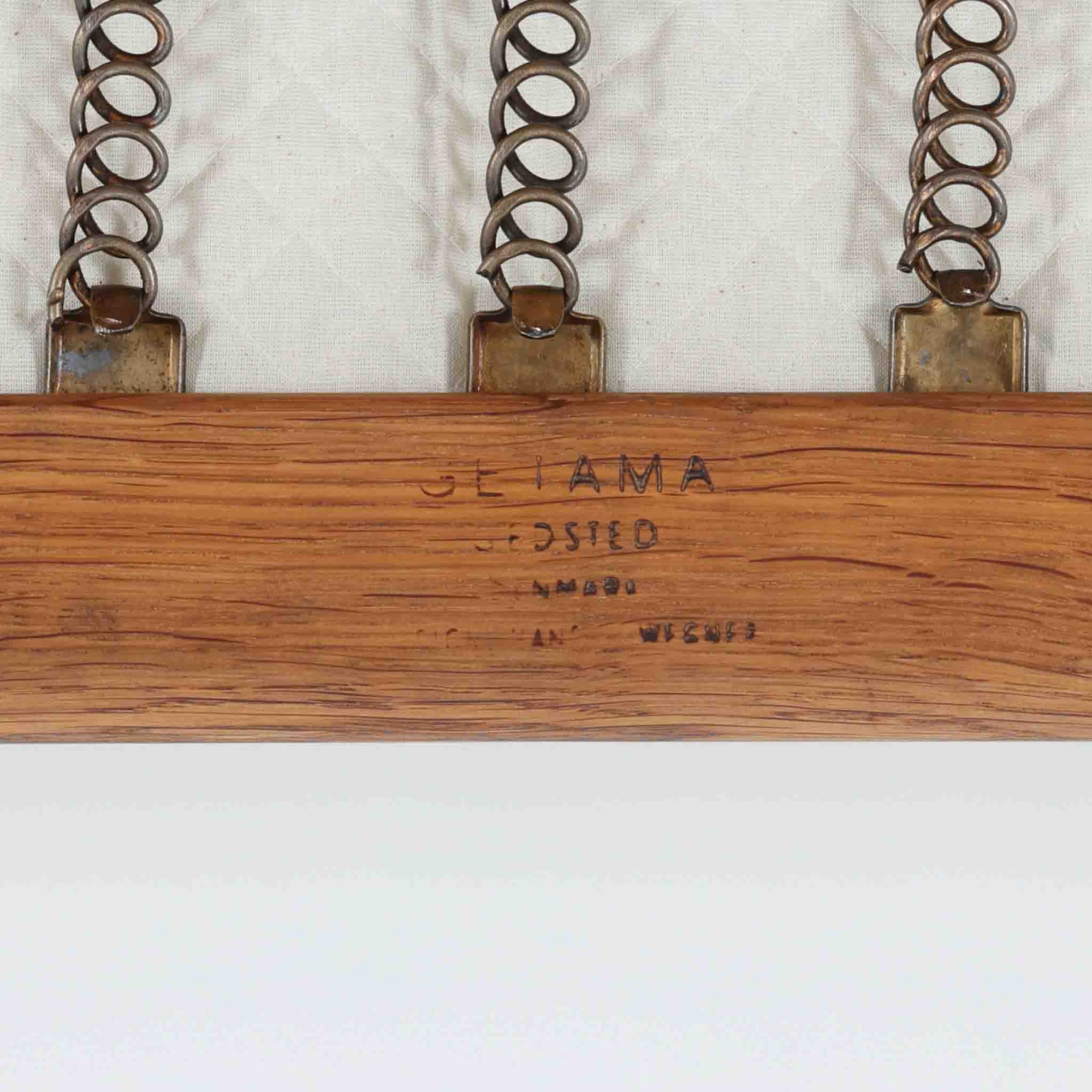 Hans J. Wegnerがデザインし、Getamaより製造された名作ソファ「GE290」です。オーク材の美しい木目を活かした堅牢なフレームと、背面まで美しく仕上げられたスポーク構造が特徴で、空間の中央にも映える洗練された佇まいを備えています。ゆったりとした3人掛けの座面は快適な掛け心地を実現し、リビングの主役として長く愛用できる一台。時代を超えて評価されるウェグナーならではの機能美と、ビンテージならではの味わい深い経年変化を存分に楽しめる北欧家具です。