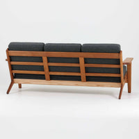 Hans J. Wegnerがデザインし、Getamaより製造された名作ソファ「GE290」です。オーク材の美しい木目を活かした堅牢なフレームと、背面まで美しく仕上げられたスポーク構造が特徴で、空間の中央にも映える洗練された佇まいを備えています。ゆったりとした3人掛けの座面は快適な掛け心地を実現し、リビングの主役として長く愛用できる一台。時代を超えて評価されるウェグナーならではの機能美と、ビンテージならではの味わい深い経年変化を存分に楽しめる北欧家具です。