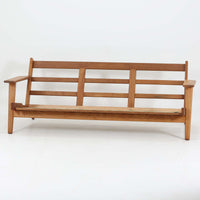 Hans J. Wegnerがデザインし、Getamaより製造された名作ソファ「GE290」です。オーク材の美しい木目を活かした堅牢なフレームと、背面まで美しく仕上げられたスポーク構造が特徴で、空間の中央にも映える洗練された佇まいを備えています。ゆったりとした3人掛けの座面は快適な掛け心地を実現し、リビングの主役として長く愛用できる一台。時代を超えて評価されるウェグナーならではの機能美と、ビンテージならではの味わい深い経年変化を存分に楽しめる北欧家具です。