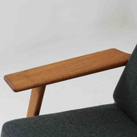 Hans J. Wegnerがデザインし、Getamaより製造された名作ソファ「GE290」です。オーク材の美しい木目を活かした堅牢なフレームと、背面まで美しく仕上げられたスポーク構造が特徴で、空間の中央にも映える洗練された佇まいを備えています。ゆったりとした3人掛けの座面は快適な掛け心地を実現し、リビングの主役として長く愛用できる一台。時代を超えて評価されるウェグナーならではの機能美と、ビンテージならではの味わい深い経年変化を存分に楽しめる北欧家具です。