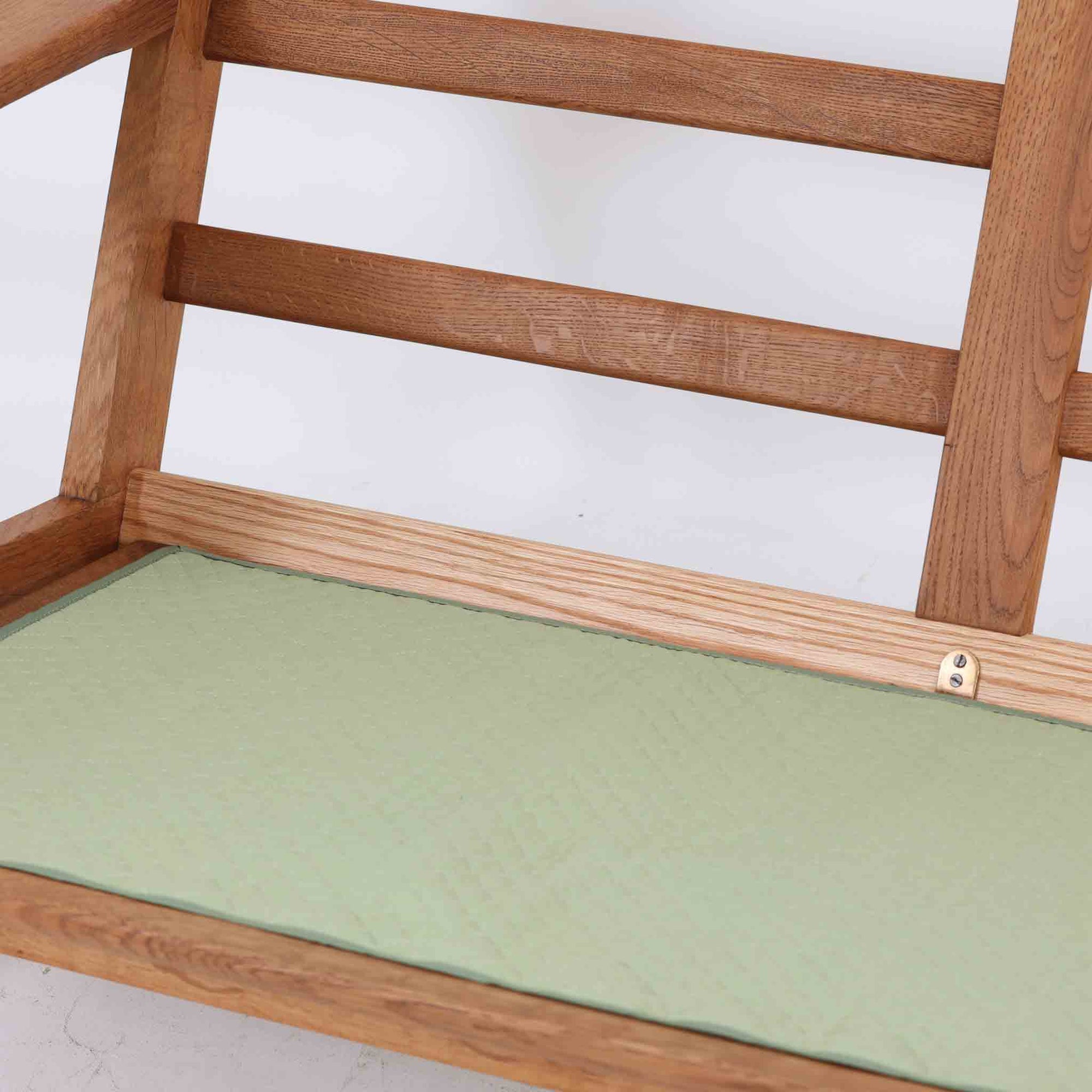 Hans J. Wegnerがデザインし、Getamaより製造された名作ソファ「GE290」です。オーク材の美しい木目を活かした堅牢なフレームと、背面まで美しく仕上げられたスポーク構造が特徴で、空間の中央にも映える洗練された佇まいを備えています。ゆったりとした3人掛けの座面は快適な掛け心地を実現し、リビングの主役として長く愛用できる一台。時代を超えて評価されるウェグナーならではの機能美と、ビンテージならではの味わい深い経年変化を存分に楽しめる北欧家具です。