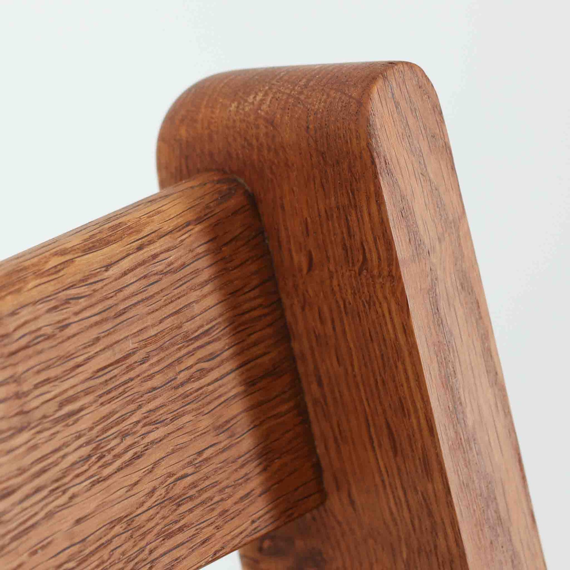 Hans J. Wegnerがデザインし、Getamaより製造された名作ソファ「GE290」です。オーク材の美しい木目を活かした堅牢なフレームと、背面まで美しく仕上げられたスポーク構造が特徴で、空間の中央にも映える洗練された佇まいを備えています。ゆったりとした3人掛けの座面は快適な掛け心地を実現し、リビングの主役として長く愛用できる一台。時代を超えて評価されるウェグナーならではの機能美と、ビンテージならではの味わい深い経年変化を存分に楽しめる北欧家具です。