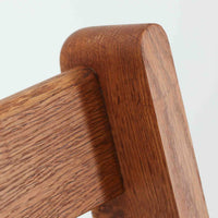 Hans J. Wegnerがデザインし、Getamaより製造された名作ソファ「GE290」です。オーク材の美しい木目を活かした堅牢なフレームと、背面まで美しく仕上げられたスポーク構造が特徴で、空間の中央にも映える洗練された佇まいを備えています。ゆったりとした3人掛けの座面は快適な掛け心地を実現し、リビングの主役として長く愛用できる一台。時代を超えて評価されるウェグナーならではの機能美と、ビンテージならではの味わい深い経年変化を存分に楽しめる北欧家具です。