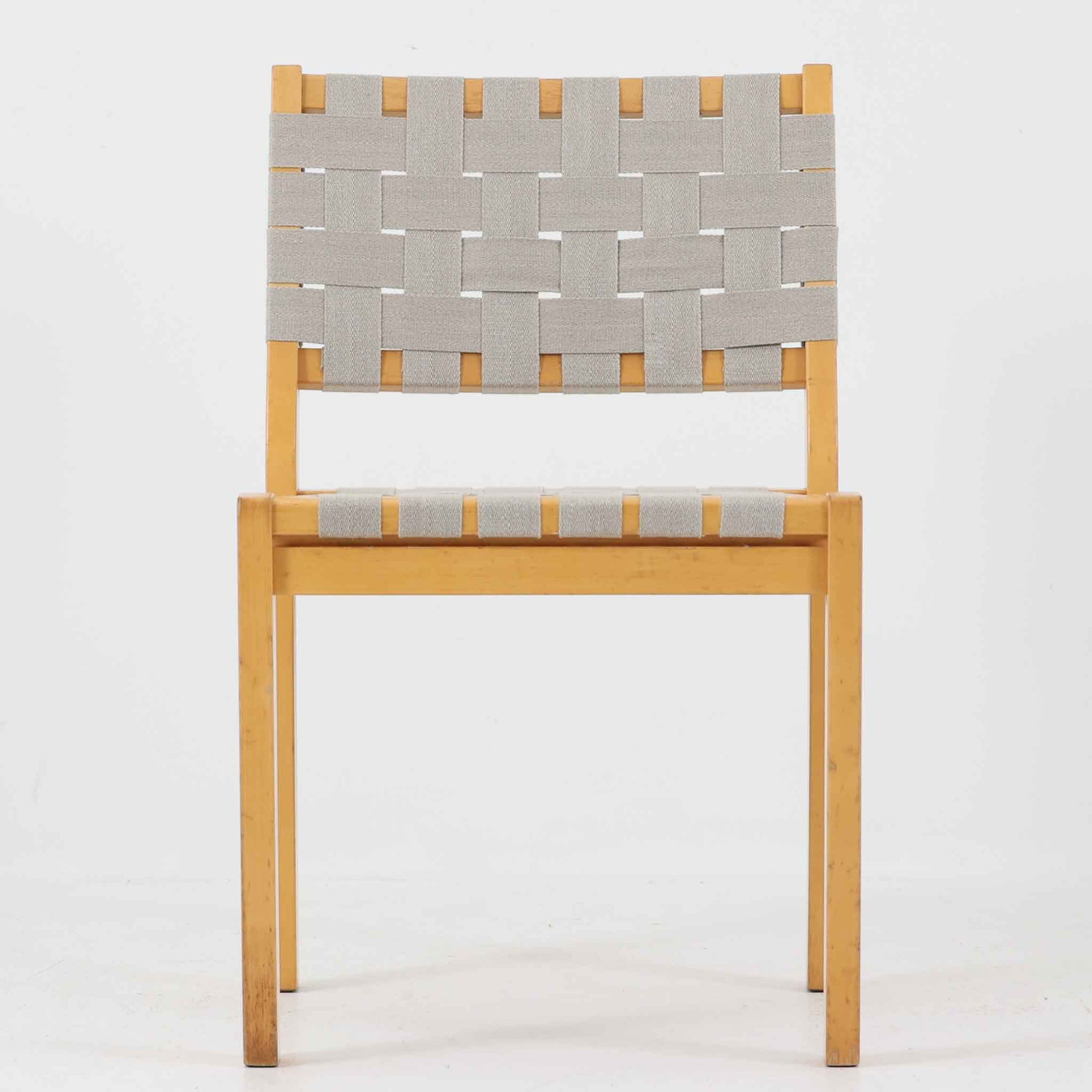 フィンランドを代表する建築家Alvar Aaltoがデザインし、Artek社から発表されたNo.611ダイニングチェアです。フレームには明るく滑らかな質感が魅力のバーチ材を使用し、座面と背もたれにはリネン製のウェビングテープを格子状に編み込むことで、軽やかな印象と快適な座り心地を実現しています。経年により深みを増したバーチ材の色味が味わい深く、シンプルながらも機能美に満ちた佇まいは北欧デザインの真髄を体現した一脚です。