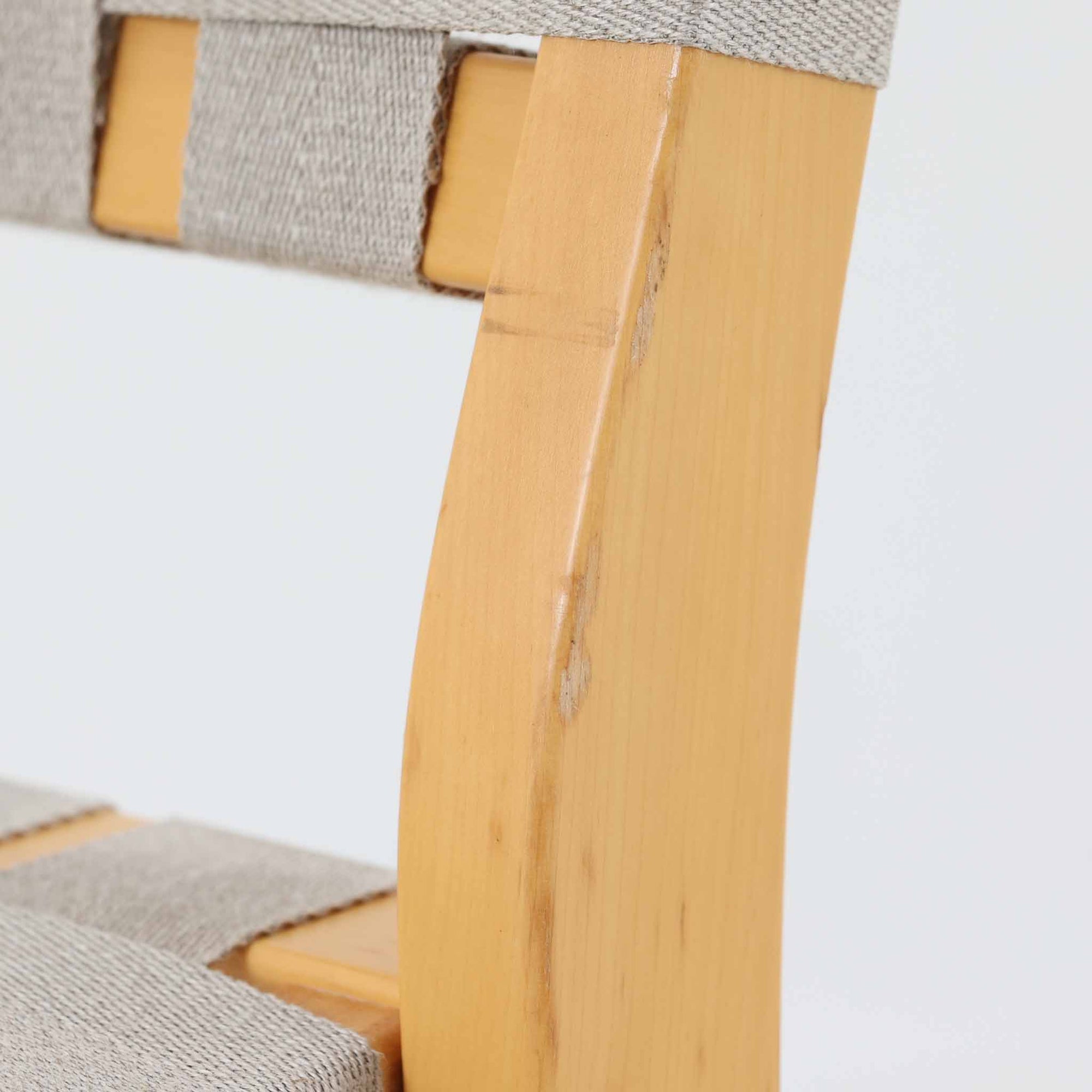 フィンランドを代表する建築家Alvar Aaltoがデザインし、Artek社から発表されたNo.611ダイニングチェアです。フレームには明るく滑らかな質感が魅力のバーチ材を使用し、座面と背もたれにはリネン製のウェビングテープを格子状に編み込むことで、軽やかな印象と快適な座り心地を実現しています。経年により深みを増したバーチ材の色味が味わい深く、シンプルながらも機能美に満ちた佇まいは北欧デザインの真髄を体現した一脚です。