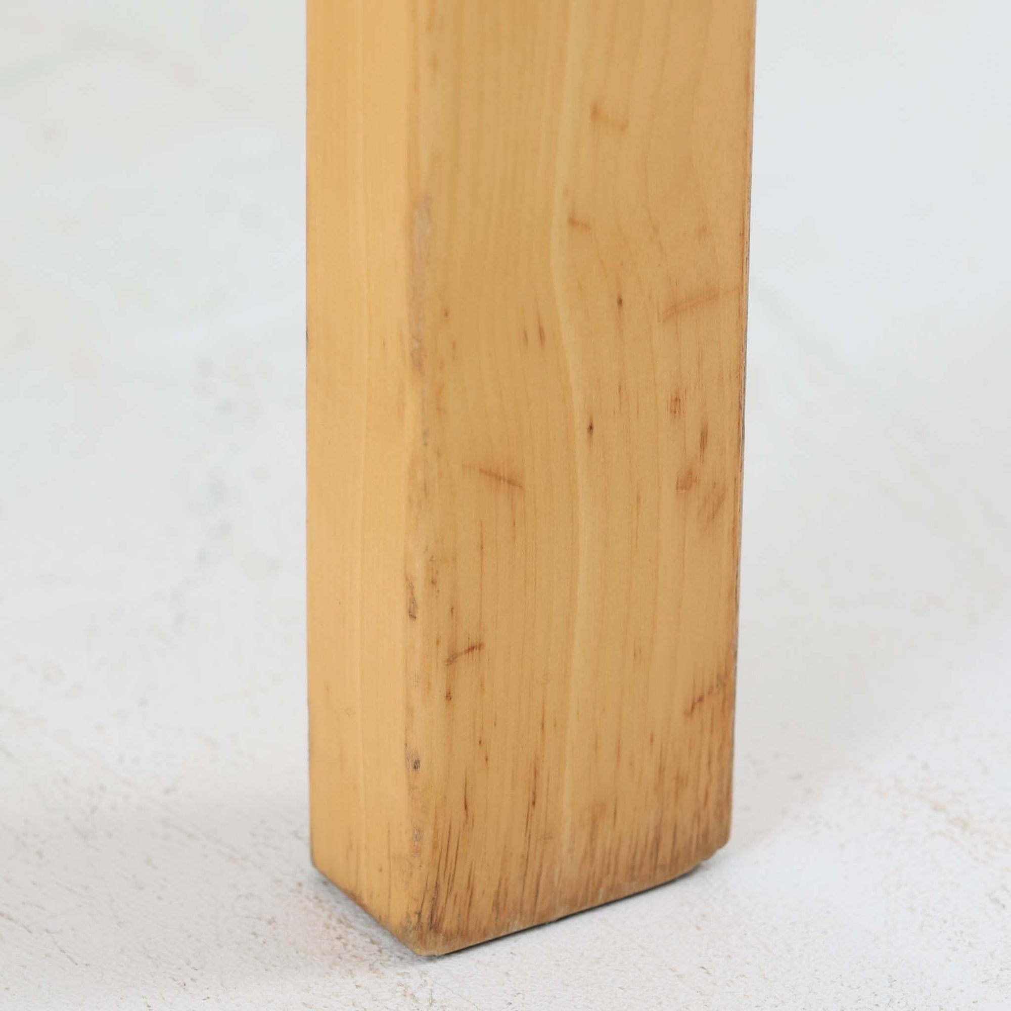 フィンランドを代表する建築家Alvar Aaltoがデザインし、Artek社から発表されたNo.611ダイニングチェアです。フレームには明るく滑らかな質感が魅力のバーチ材を使用し、座面と背もたれにはリネン製のウェビングテープを格子状に編み込むことで、軽やかな印象と快適な座り心地を実現しています。経年により深みを増したバーチ材の色味が味わい深く、シンプルながらも機能美に満ちた佇まいは北欧デザインの真髄を体現した一脚です。