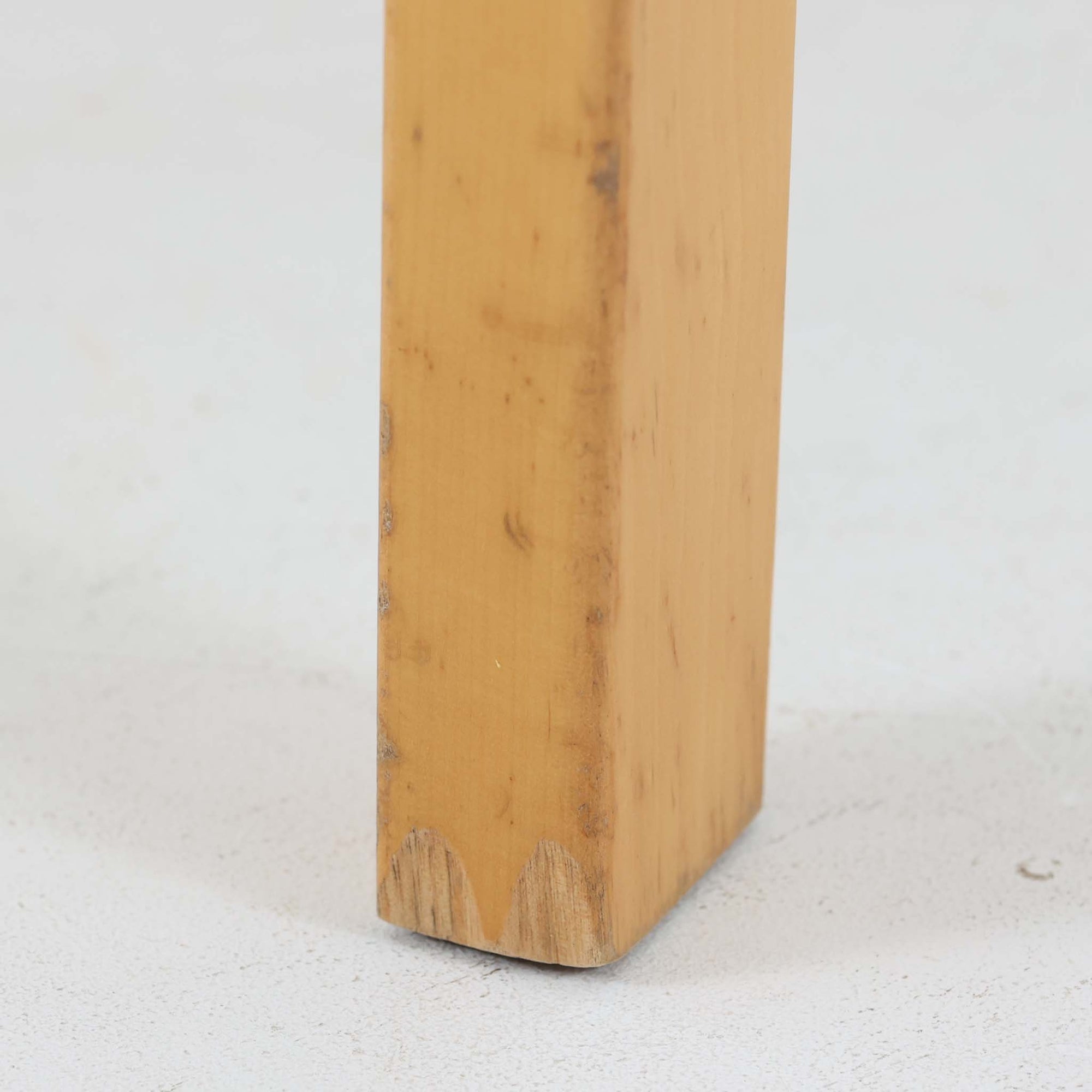 フィンランドを代表する建築家Alvar Aaltoがデザインし、Artek社から発表されたNo.611ダイニングチェアです。フレームには明るく滑らかな質感が魅力のバーチ材を使用し、座面と背もたれにはリネン製のウェビングテープを格子状に編み込むことで、軽やかな印象と快適な座り心地を実現しています。経年により深みを増したバーチ材の色味が味わい深く、シンプルながらも機能美に満ちた佇まいは北欧デザインの真髄を体現した一脚です。